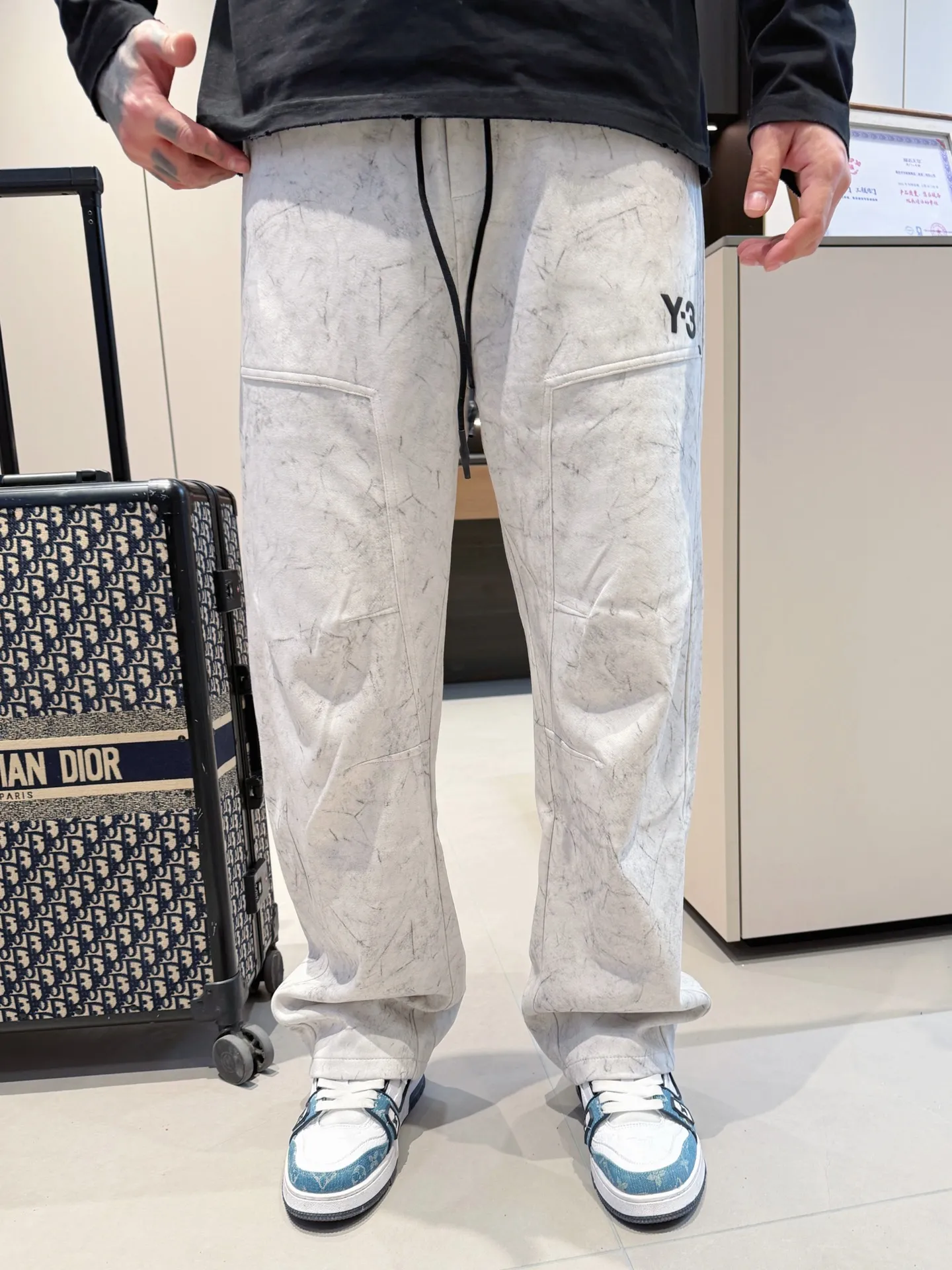 Y 3 🆕2026 Autumn and Winter New Arrival trousers and casual pants🎁 are on sale simultaneously on the official website. Brand Classic LOGO casual pants, customized fabrics, excellent comfort and strong touch. Highly recognisable, perfect appearance and craftsmanship. Size:M-3XL