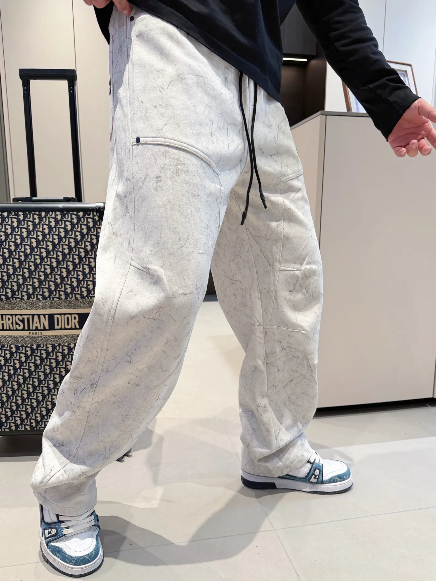 Y 3 🆕2026 Autumn and Winter New Arrival trousers and casual pants🎁 are on sale simultaneously on the official website. Brand Classic LOGO casual pants, customized fabrics, excellent comfort and strong touch. Highly recognisable, perfect appearance and craftsmanship. Size:M-3XL