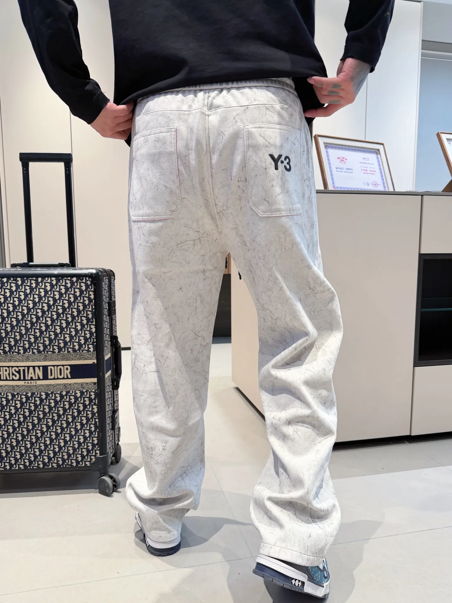 Y 3 🆕2026 Autumn and Winter New Arrival trousers and casual pants🎁 are on sale simultaneously on the official website. Brand Classic LOGO casual pants, customized fabrics, excellent comfort and strong touch. Highly recognisable, perfect appearance and craftsmanship. Size:M-3XL