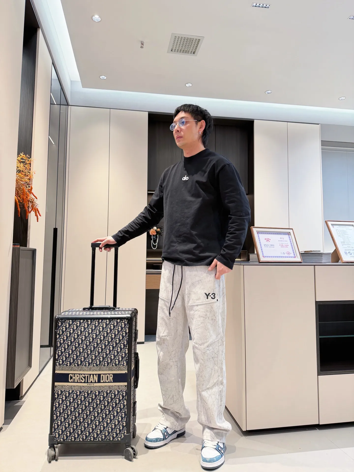 Y 3 🆕2026 Autumn and Winter New Arrival trousers and casual pants🎁 are on sale simultaneously on the official website. Brand Classic LOGO casual pants, customized fabrics, excellent comfort and strong touch. Highly recognisable, perfect appearance and craftsmanship. Size:M-3XL