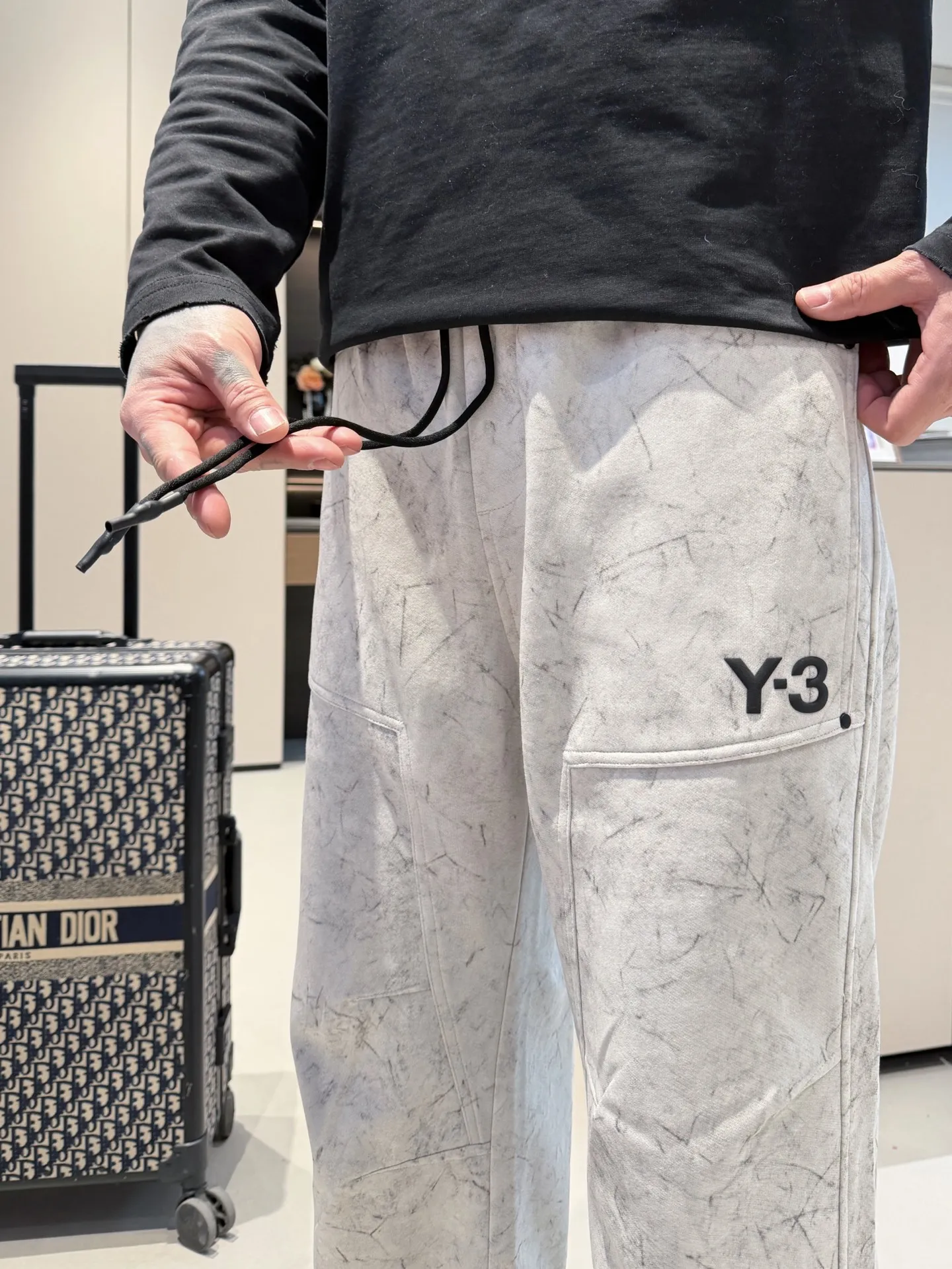 Y 3 🆕2026 Autumn and Winter New Arrival trousers and casual pants🎁 are on sale simultaneously on the official website. Brand Classic LOGO casual pants, customized fabrics, excellent comfort and strong touch. Highly recognisable, perfect appearance and craftsmanship. Size:M-3XL