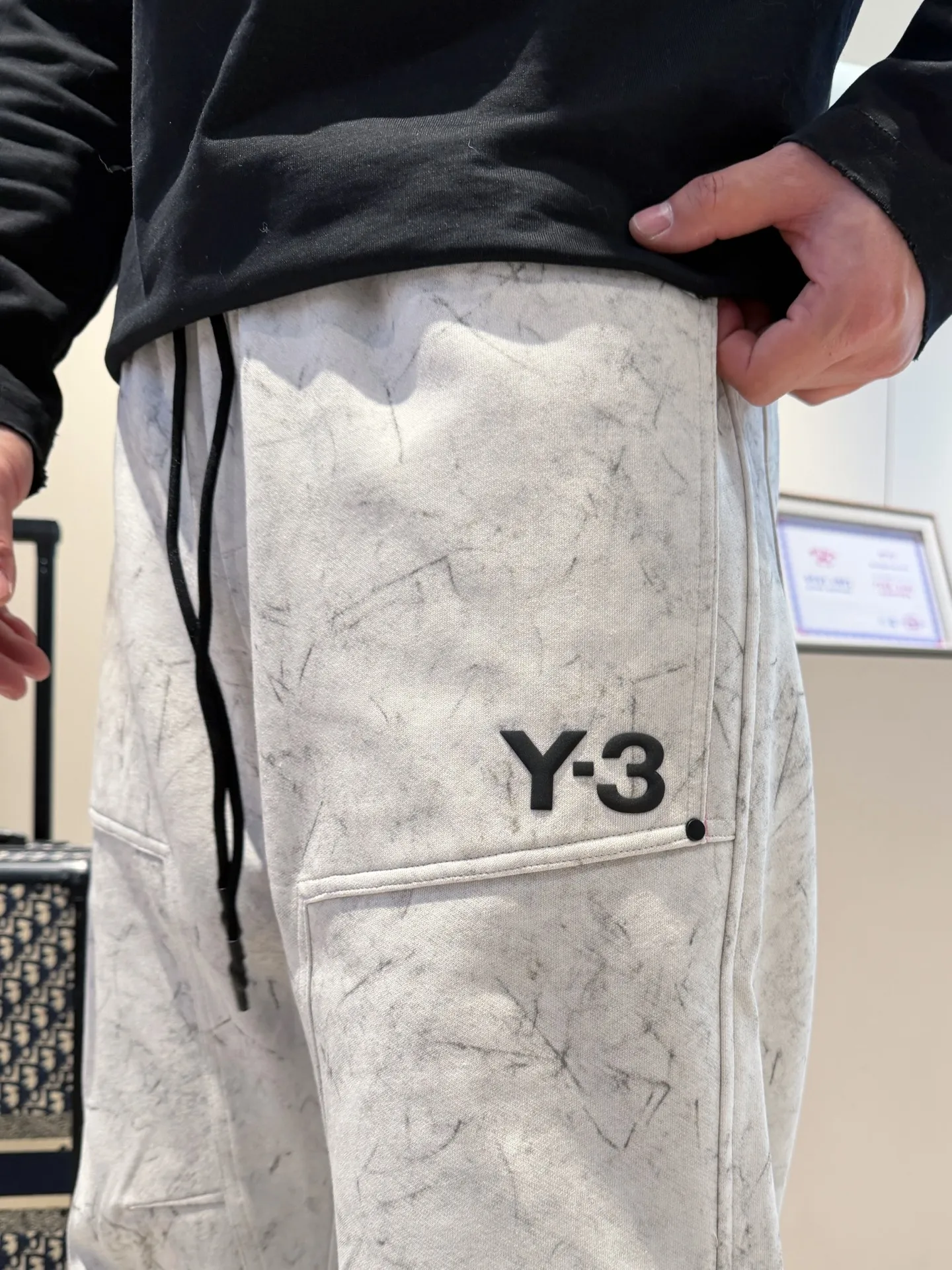 Y 3 🆕2026 Autumn and Winter New Arrival trousers and casual pants🎁 are on sale simultaneously on the official website. Brand Classic LOGO casual pants, customized fabrics, excellent comfort and strong touch. Highly recognisable, perfect appearance and craftsmanship. Size:M-3XL