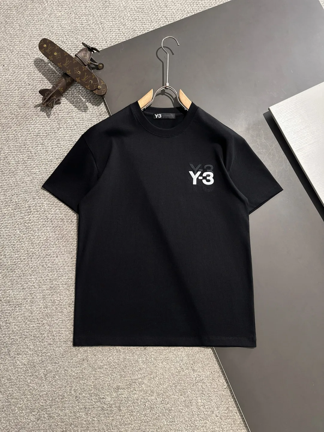 Next day shipment Y-3 2025 Spring and Summer New Arrival (Top Quality Differentiation Currency) Big launch of gram double yarn pure cotton fabric short sleeves Early spring catwalk style Personalized and exclusive style Same Style for men and women Made of imported custom dyed fabric Back neck chain bottom fully shoulder-covering No deformation or shrinkage when exposed to water SIZE: M to 4XL