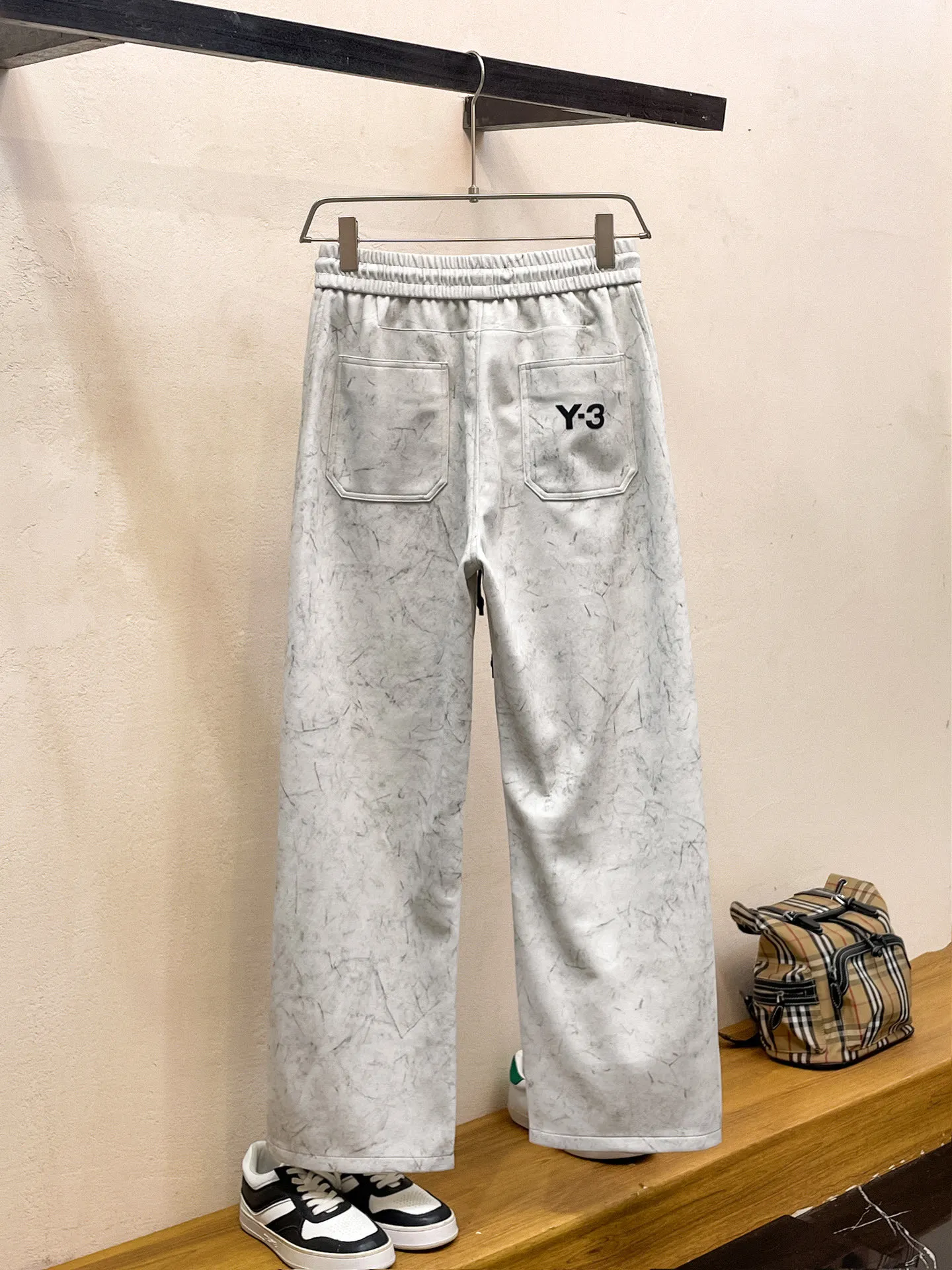 Y 3 🆕2026 Autumn and Winter New Arrival trousers and casual pants🎁 are on sale simultaneously on the official website. Brand Classic LOGO casual pants, customized fabrics, excellent comfort and strong touch. Highly recognisable, perfect appearance and craftsmanship. Size:M-3XL