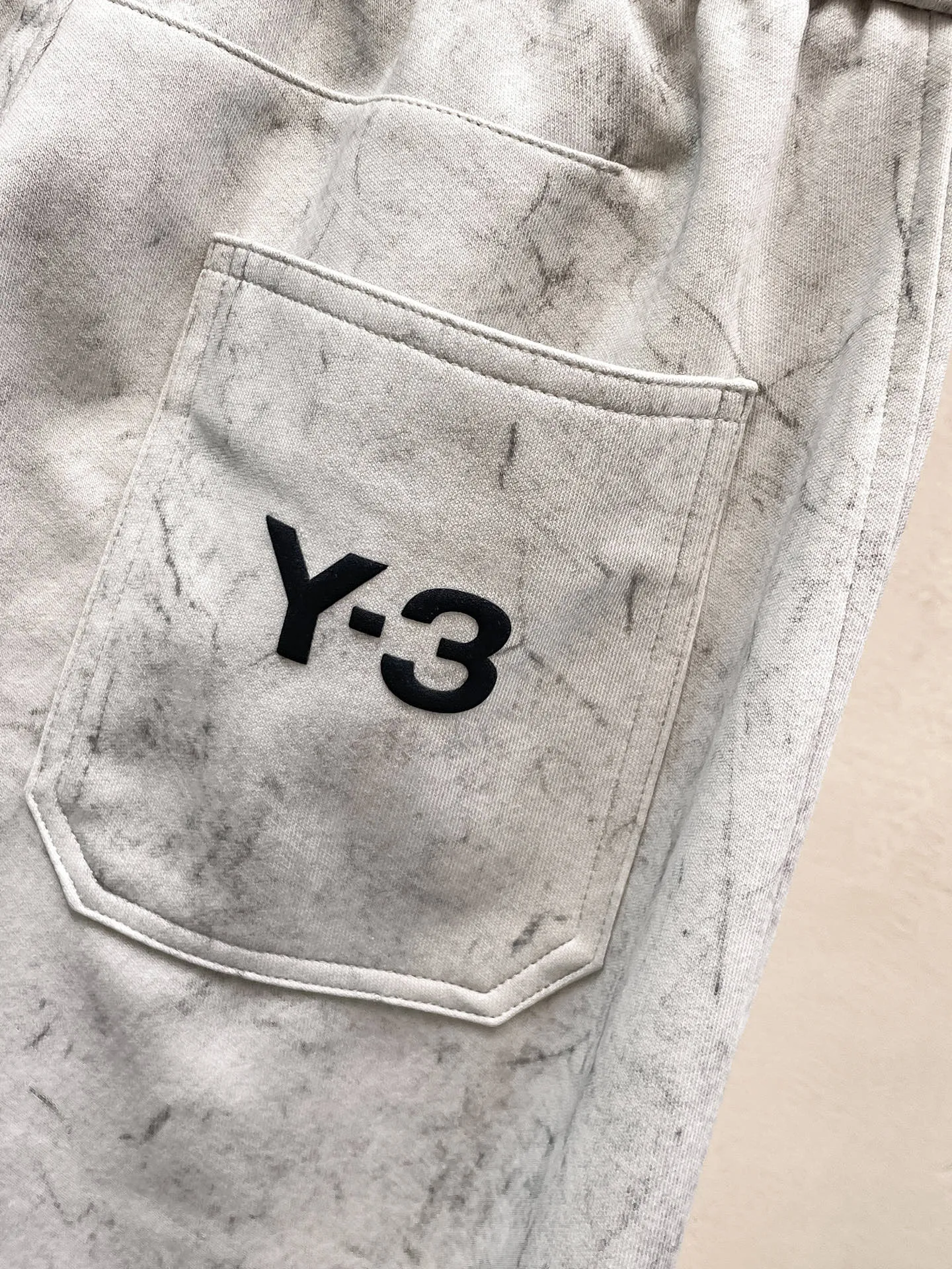 Y 3 🆕2026 Autumn and Winter New Arrival trousers and casual pants🎁 are on sale simultaneously on the official website. Brand Classic LOGO casual pants, customized fabrics, excellent comfort and strong touch. Highly recognisable, perfect appearance and craftsmanship. Size:M-3XL