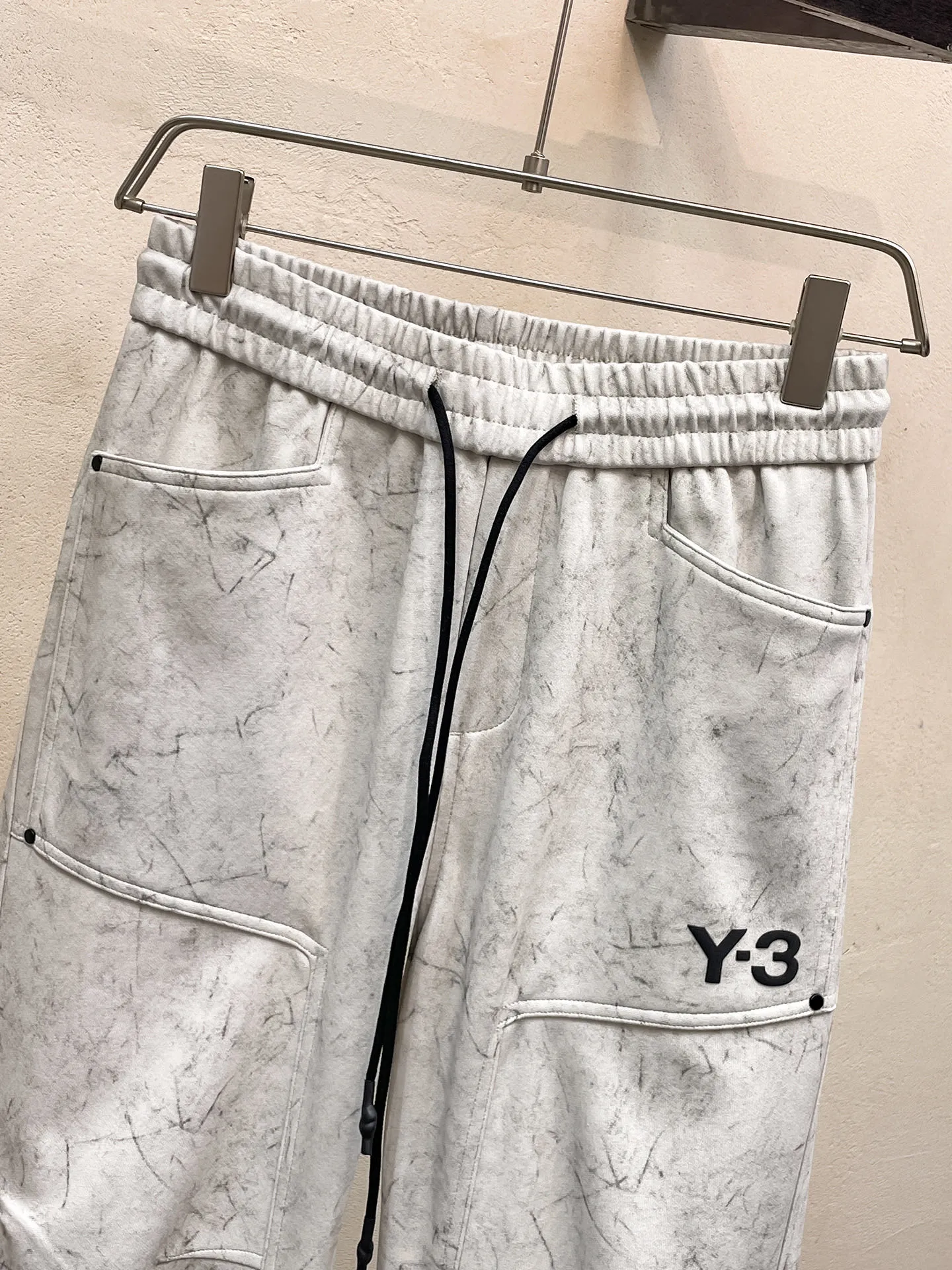 Y 3 🆕2026 Autumn and Winter New Arrival trousers and casual pants🎁 are on sale simultaneously on the official website. Brand Classic LOGO casual pants, customized fabrics, excellent comfort and strong touch. Highly recognisable, perfect appearance and craftsmanship. Size:M-3XL