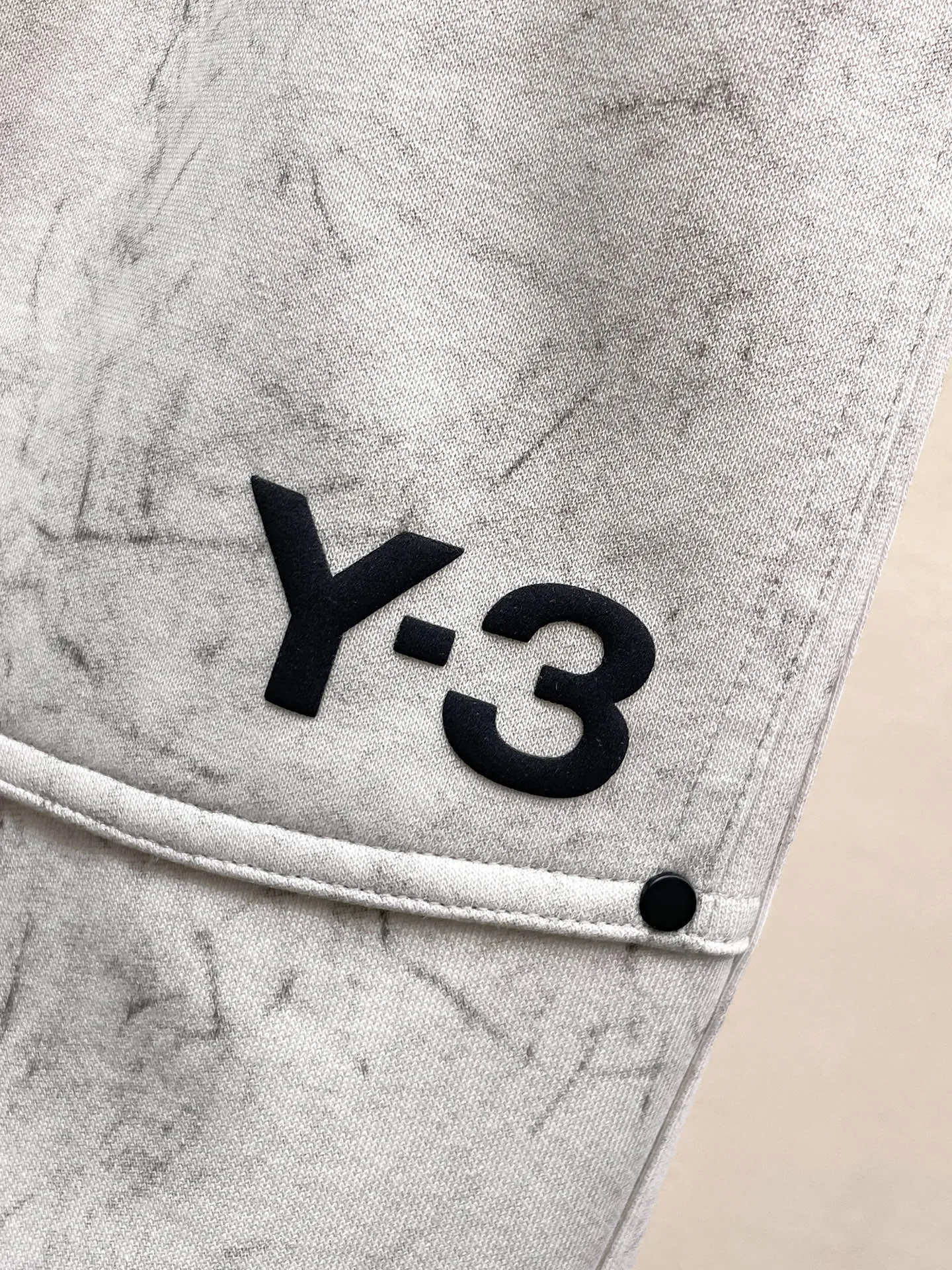 Y 3 🆕2026 Autumn and Winter New Arrival trousers and casual pants🎁 are on sale simultaneously on the official website. Brand Classic LOGO casual pants, customized fabrics, excellent comfort and strong touch. Highly recognisable, perfect appearance and craftsmanship. Size:M-3XL