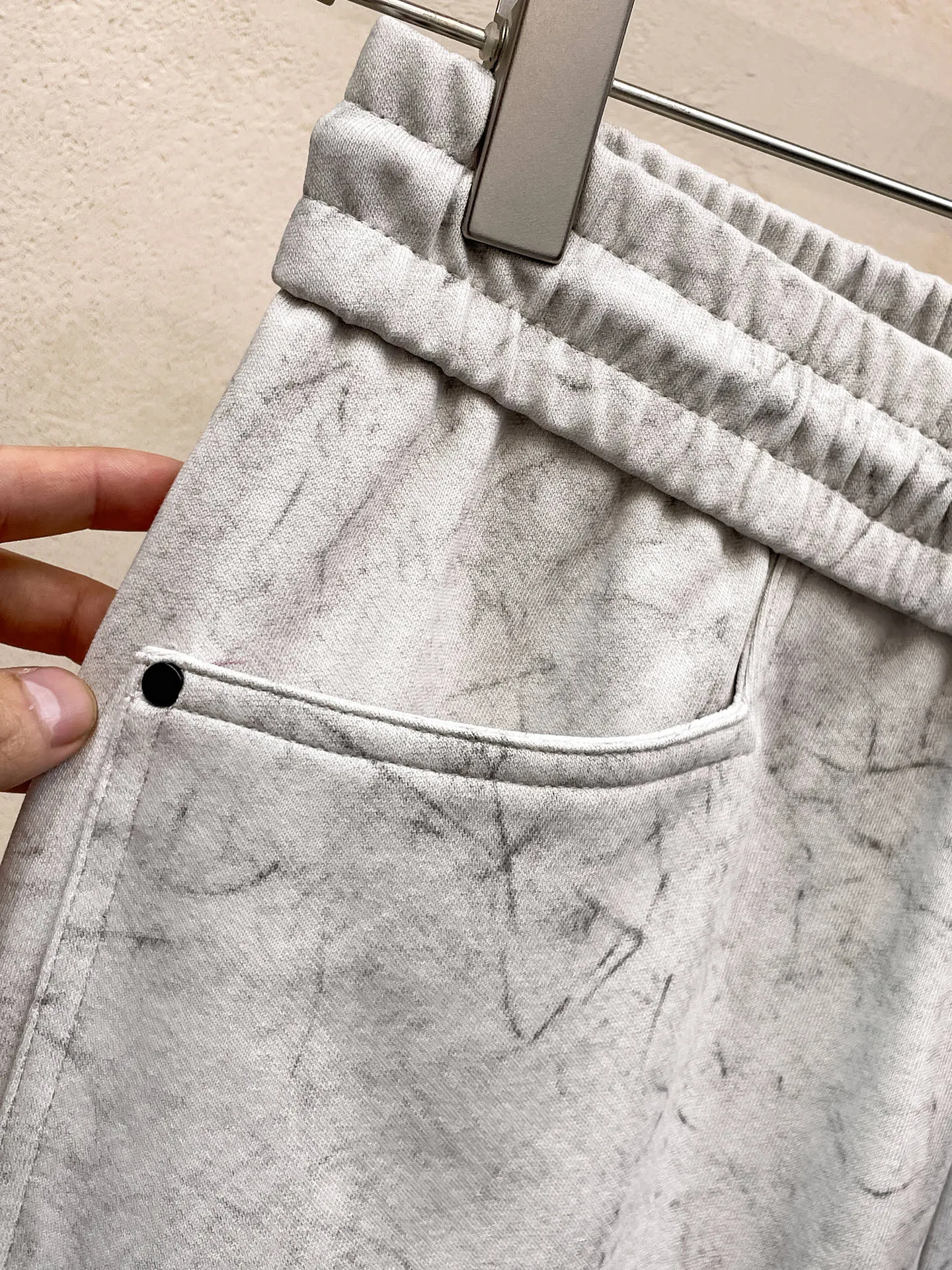 Y 3 🆕2026 Autumn and Winter New Arrival trousers and casual pants🎁 are on sale simultaneously on the official website. Brand Classic LOGO casual pants, customized fabrics, excellent comfort and strong touch. Highly recognisable, perfect appearance and craftsmanship. Size:M-3XL