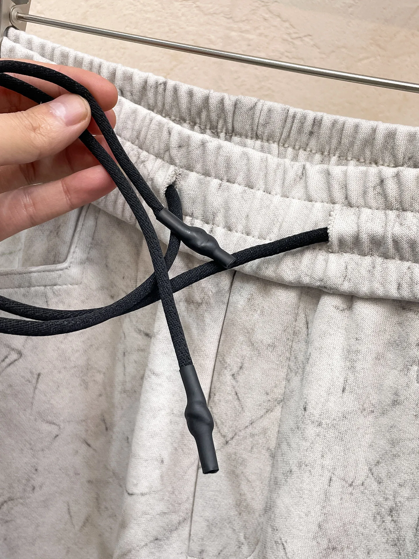 Y 3 🆕2026 Autumn and Winter New Arrival trousers and casual pants🎁 are on sale simultaneously on the official website. Brand Classic LOGO casual pants, customized fabrics, excellent comfort and strong touch. Highly recognisable, perfect appearance and craftsmanship. Size:M-3XL