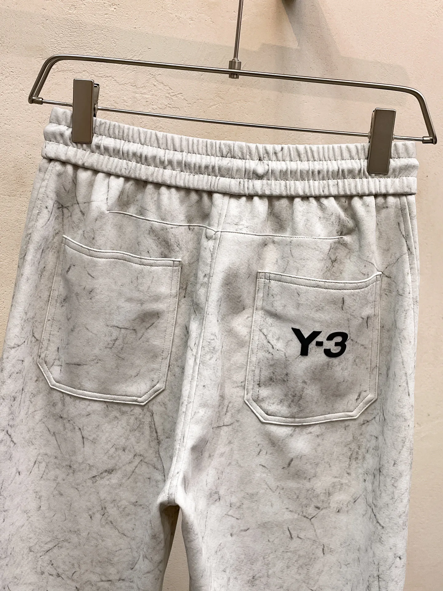 Y 3 🆕2026 Autumn and Winter New Arrival trousers and casual pants🎁 are on sale simultaneously on the official website. Brand Classic LOGO casual pants, customized fabrics, excellent comfort and strong touch. Highly recognisable, perfect appearance and craftsmanship. Size:M-3XL