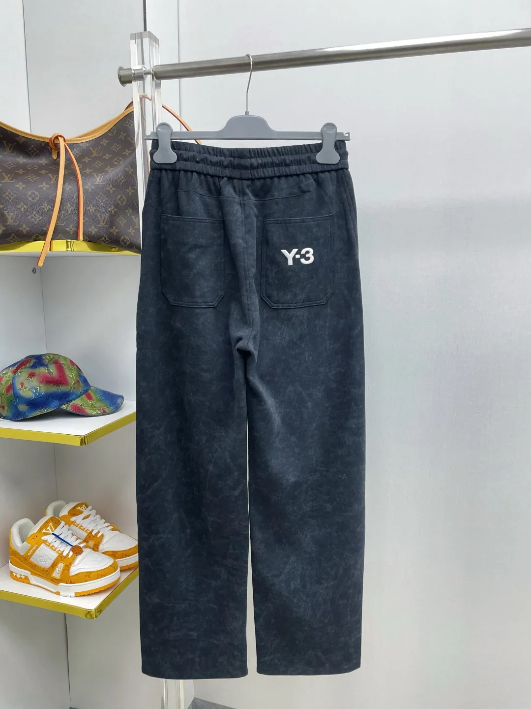 Y 3 Yohji Yamamoto 2026 Autumn and Winter New Arrival brand LOGO casual pants and trousers DD are on sale simultaneously on the official website. Brand Classic LOGO casual pants, customized fabrics, excellent comfort and strong touch. Highly recognisable, perfect appearance and craftsmanship. Size:M-3XL