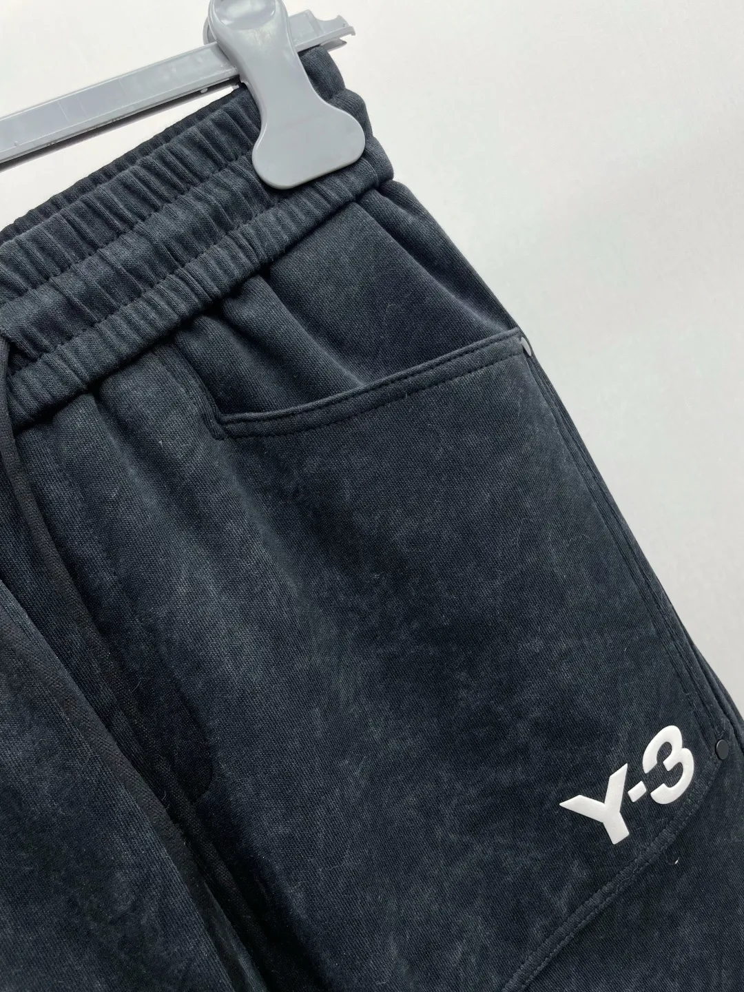 Y 3 Yohji Yamamoto 2026 Autumn and Winter New Arrival brand LOGO casual pants and trousers DD are on sale simultaneously on the official website. Brand Classic LOGO casual pants, customized fabrics, excellent comfort and strong touch. Highly recognisable, perfect appearance and craftsmanship. Size:M-3XL