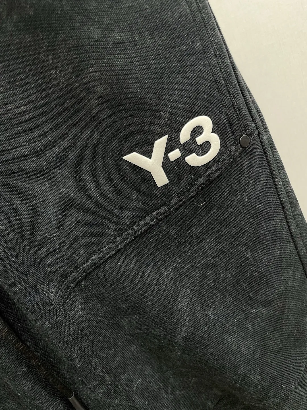 Y 3 Yohji Yamamoto 2026 Autumn and Winter New Arrival brand LOGO casual pants and trousers DD are on sale simultaneously on the official website. Brand Classic LOGO casual pants, customized fabrics, excellent comfort and strong touch. Highly recognisable, perfect appearance and craftsmanship. Size:M-3XL