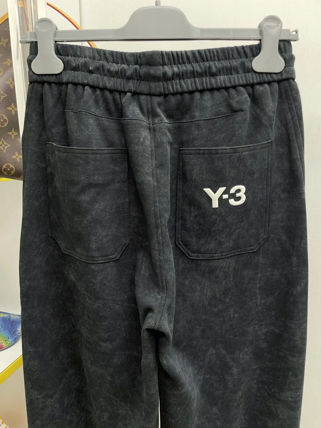 Y 3 Yohji Yamamoto 2026 Autumn and Winter New Arrival brand LOGO casual pants and trousers DD are on sale simultaneously on the official website. Brand Classic LOGO casual pants, customized fabrics, excellent comfort and strong touch. Highly recognisable, perfect appearance and craftsmanship. Size:M-3XL