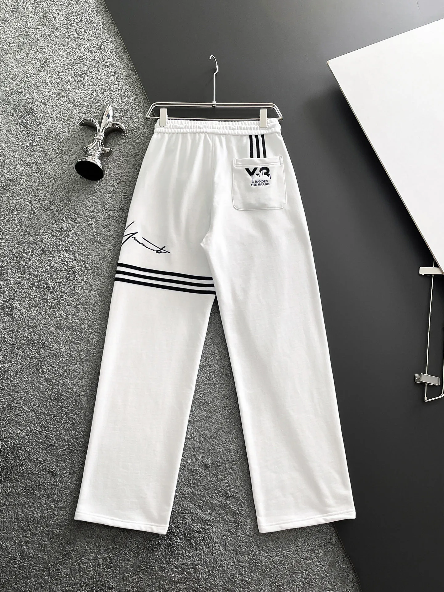 Y 3 [Higher version] The latest products for autumn and winter 2026, available at the counter simultaneously, original goods, fashionable casual trousers and casual pants, using imported original fabrics, top-grade embroidery 🪡 craft letter pattern logo, original hardware accessories decoration, simple yet fashionable, fashionable and handsome upper body, Sizes: M-3XL