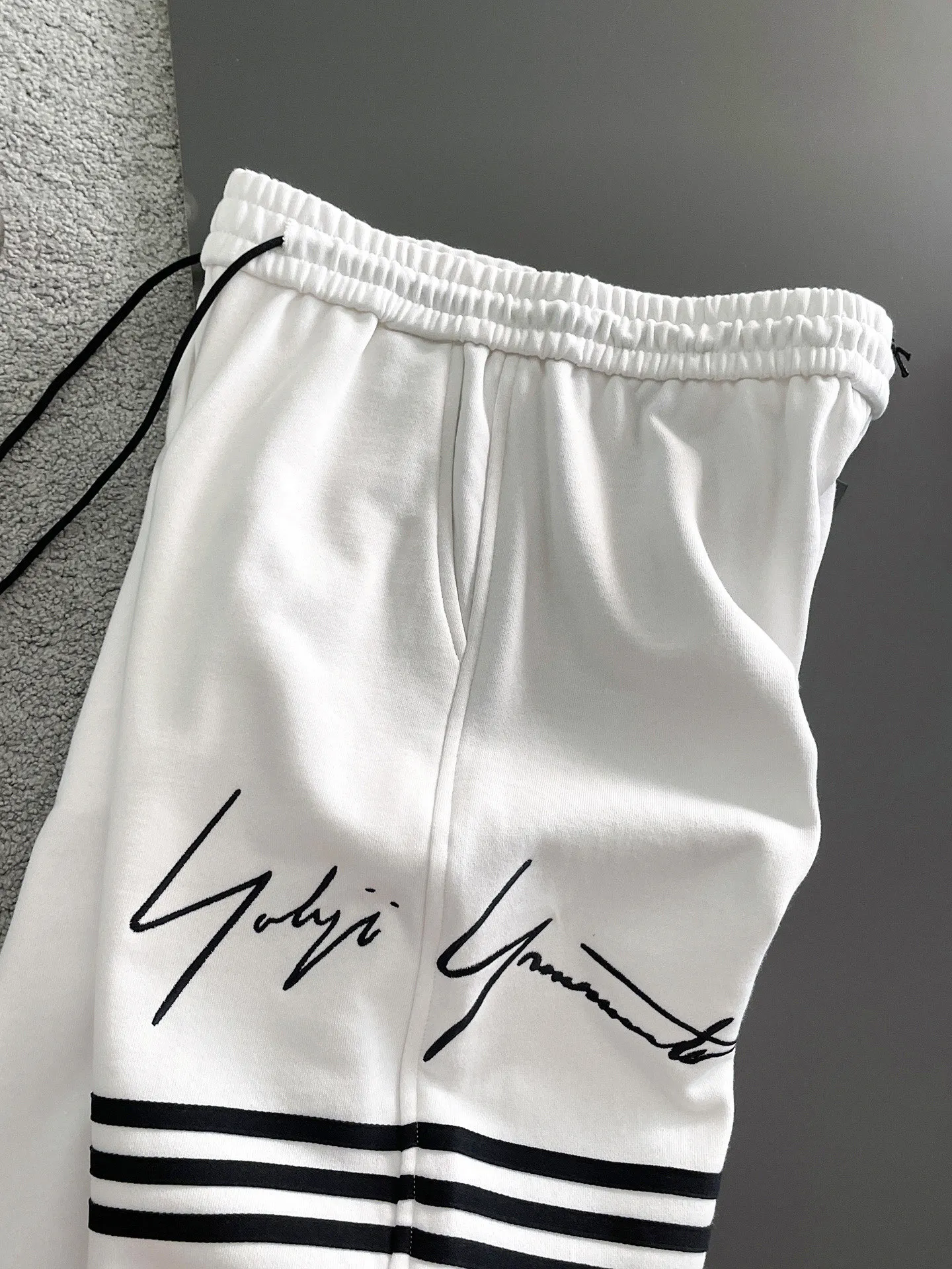 Y 3 [Higher version] The latest products for autumn and winter 2026, available at the counter simultaneously, original goods, fashionable casual trousers and casual pants, using imported original fabrics, top-grade embroidery 🪡 craft letter pattern logo, original hardware accessories decoration, simple yet fashionable, fashionable and handsome upper body, Sizes: M-3XL