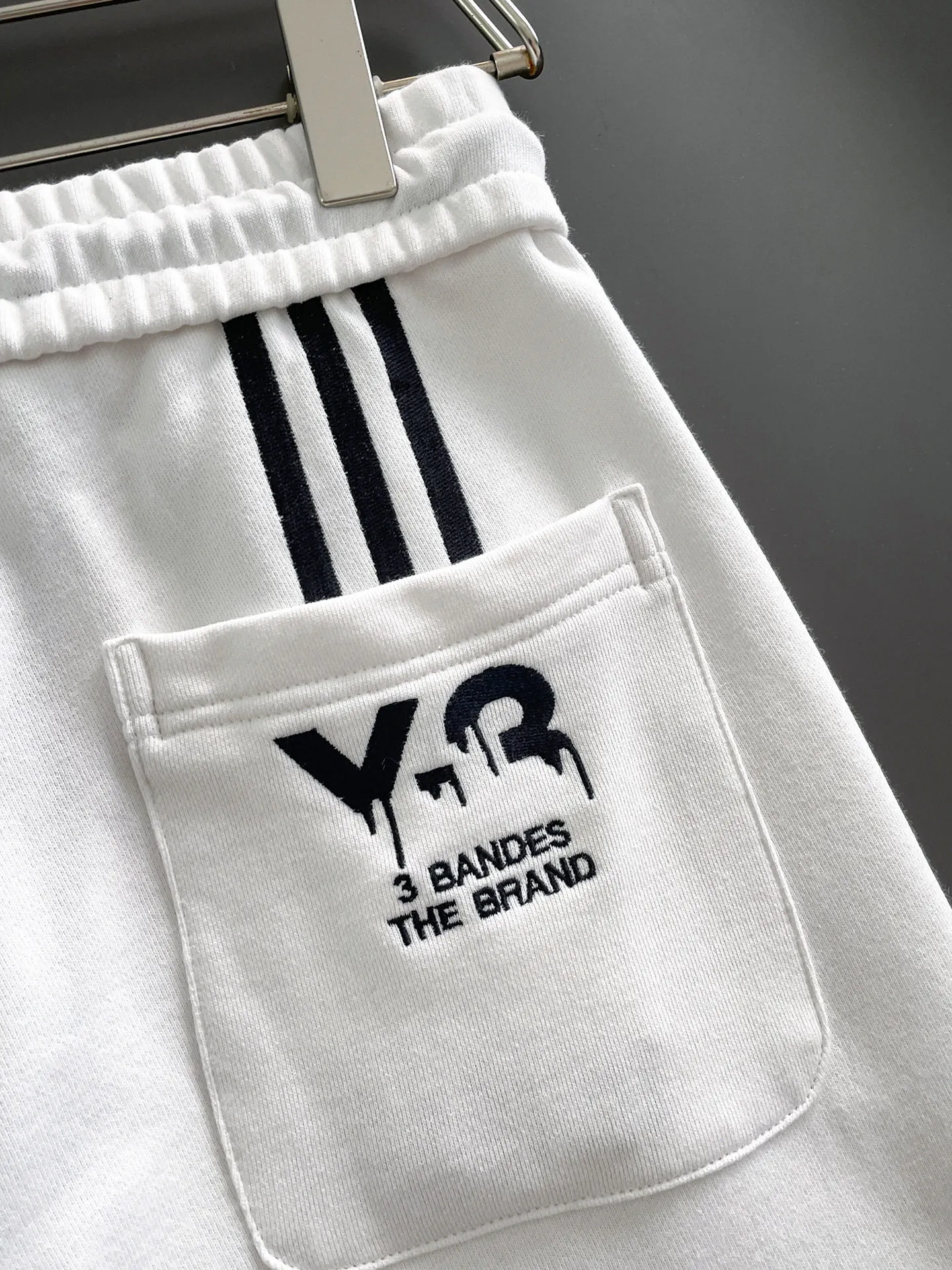 Y 3 [Higher version] The latest products for autumn and winter 2026, available at the counter simultaneously, original goods, fashionable casual trousers and casual pants, using imported original fabrics, top-grade embroidery 🪡 craft letter pattern logo, original hardware accessories decoration, simple yet fashionable, fashionable and handsome upper body, Sizes: M-3XL