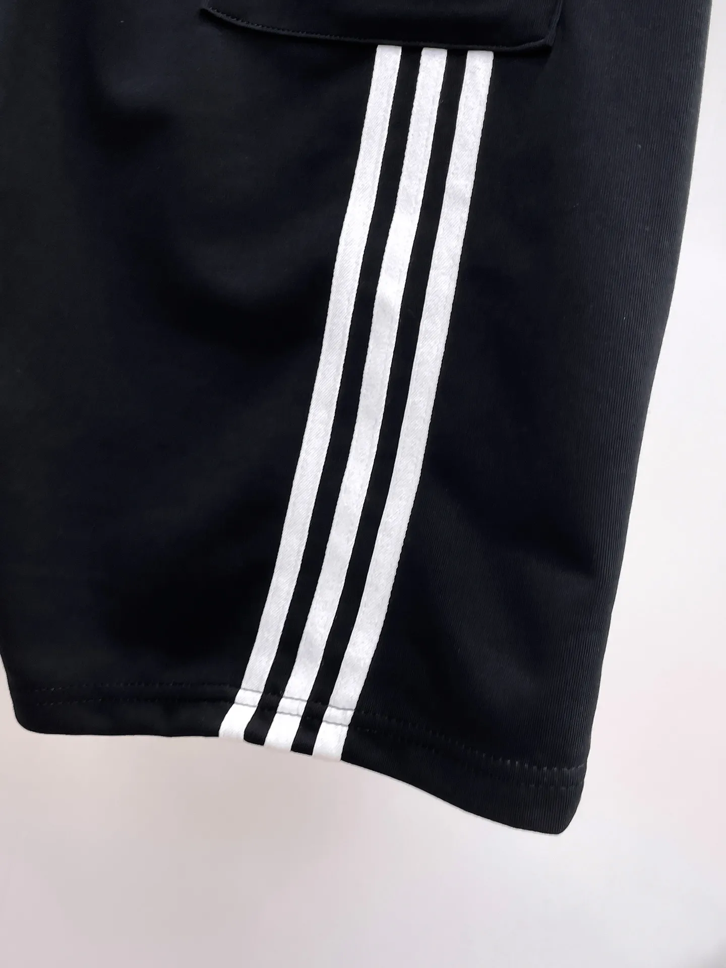 Y 3 Complete three standards 2026 summer New Arrival men's casual shorts, advanced custom-made Breathable fabric Breathable fabric with high elasticity and comfort, impeccable details, top-grade accessories, original logo design concept, delicate and soft feel! The upper body fit is awesome! Size: M-XXXL Please state your height and weight when ordering