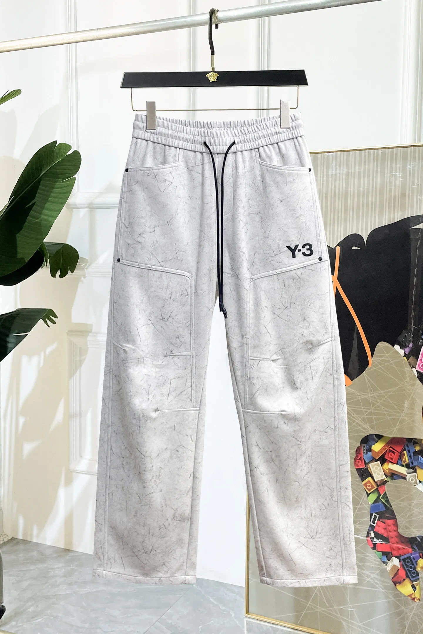 Y 3 🆕2026 Autumn and Winter New Arrival trousers and casual pants🎁 are on sale simultaneously on the official website. Brand Classic LOGO casual pants, customized fabrics, excellent comfort and strong touch. Highly recognisable, perfect appearance and craftsmanship. Size:M-3XL