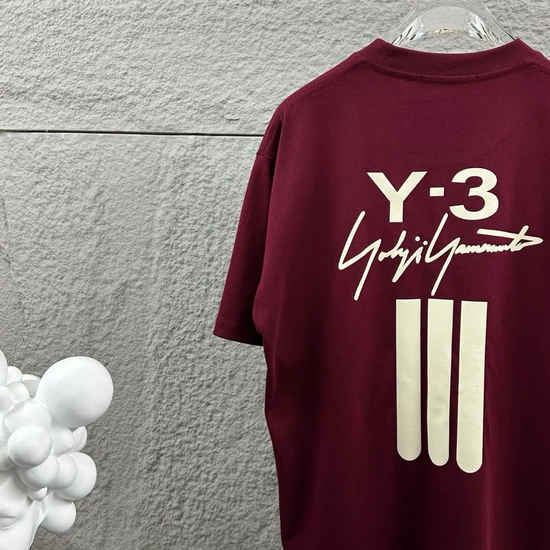 Y 3*Yamamoto*Yoji 2026 Spring and Summer New Arrival Simple signature letters three-dimensional flocking technology Y-3 Customized double yarn plain cotton fabric Short-sleeved T-shirt Men and women Same Style Color: Black White Angora Red Size: S (90-130 pounds) M (120-150 pounds) L (140-165 pounds) XL (160-180 pounds) XXL (180 pounds)