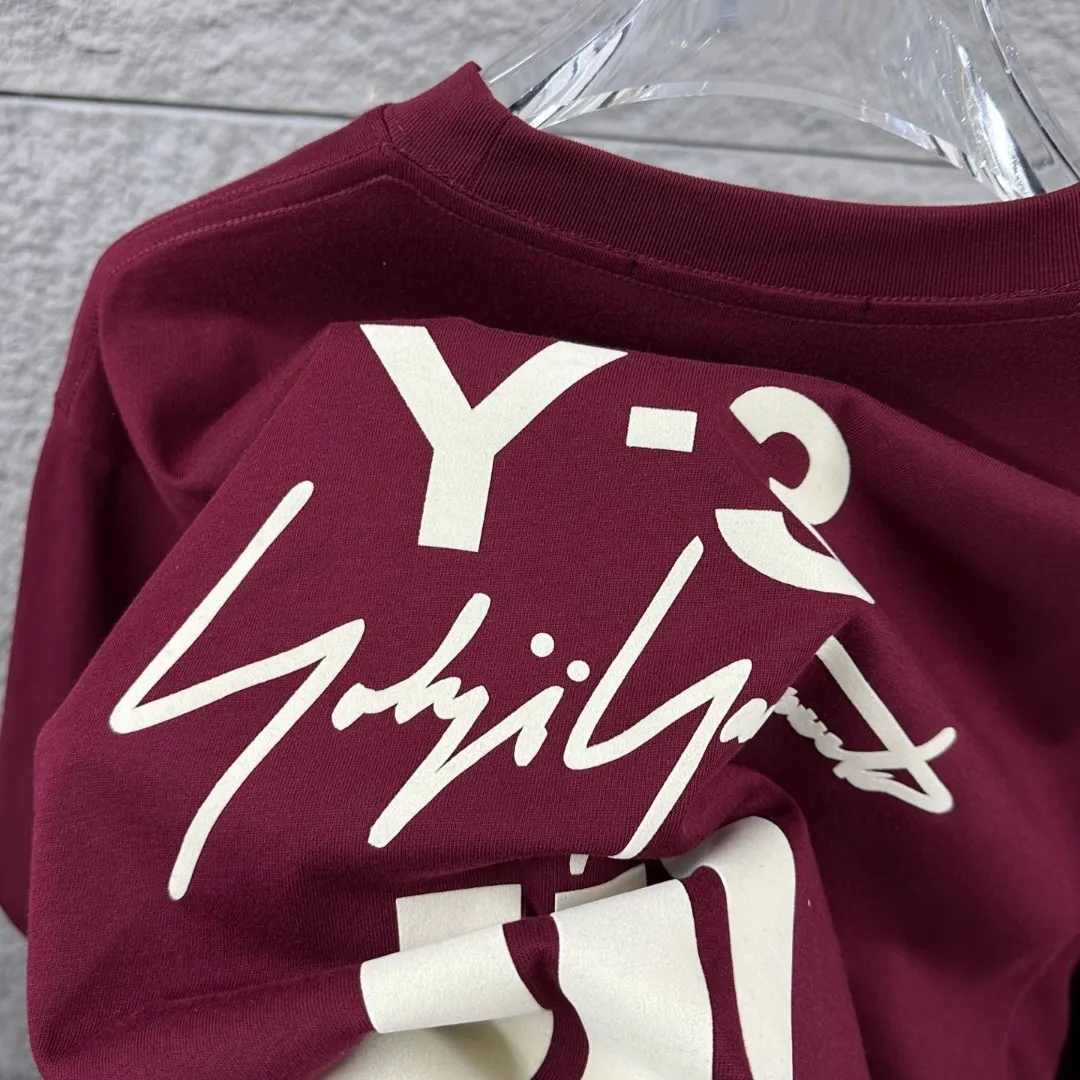 Y 3*Yamamoto*Yoji 2026 Spring and Summer New Arrival Simple signature letters three-dimensional flocking technology Y-3 Customized double yarn plain cotton fabric Short-sleeved T-shirt Men and women Same Style Color: Black White Angora Red Size: S (90-130 pounds) M (120-150 pounds) L (140-165 pounds) XL (160-180 pounds) XXL (180 pounds)