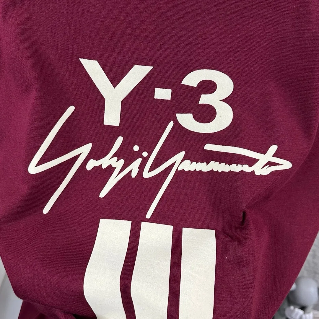 Y 3*Yamamoto*Yoji 2026 Spring and Summer New Arrival Simple signature letters three-dimensional flocking technology Y-3 Customized double yarn plain cotton fabric Short-sleeved T-shirt Men and women Same Style Color: Black White Angora Red Size: S (90-130 pounds) M (120-150 pounds) L (140-165 pounds) XL (160-180 pounds) XXL (180 pounds)