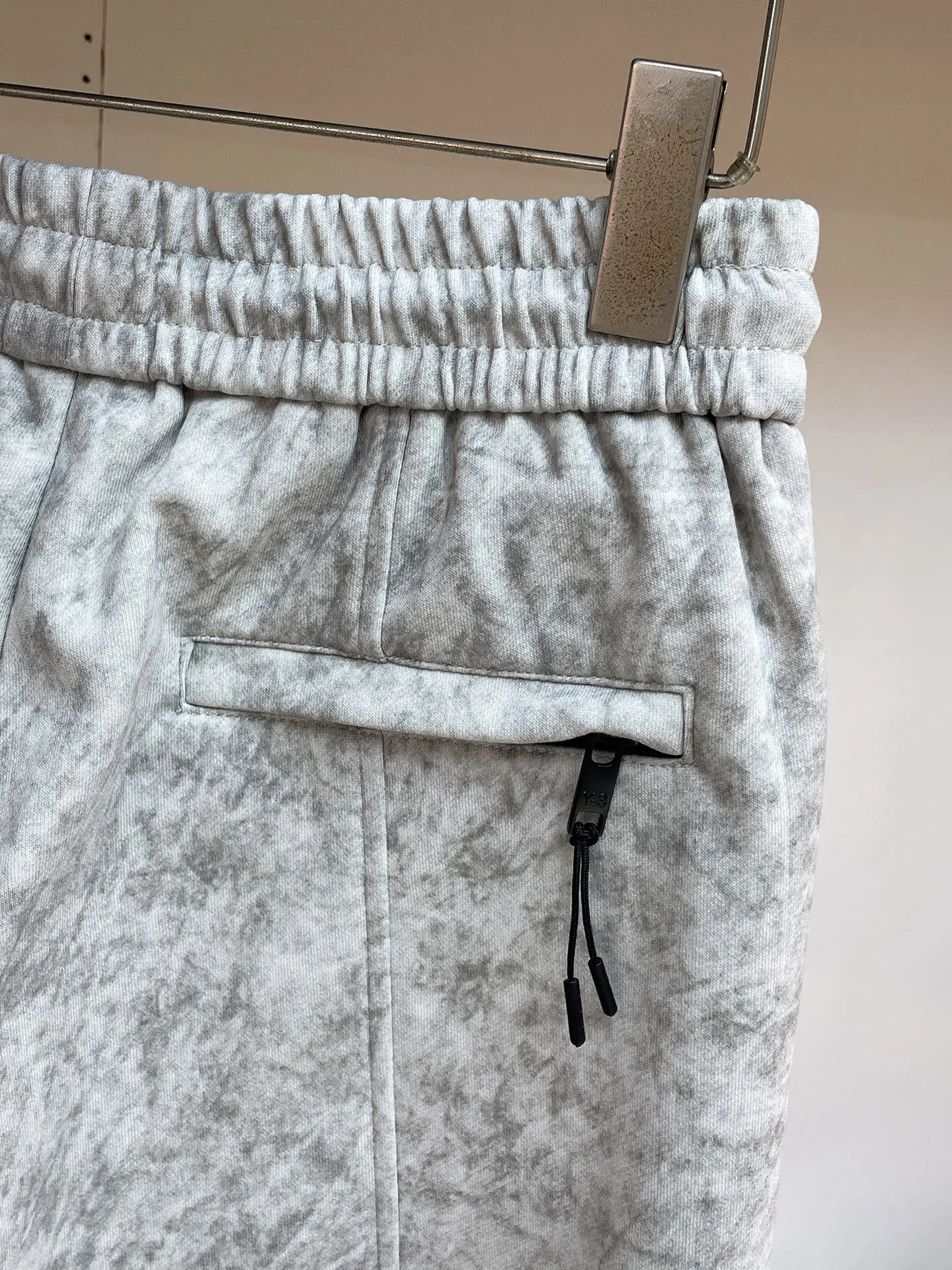 Y 3 [Higher version] The latest products for autumn and winter 2026, available at the counter simultaneously, original goods, fashionable casual trousers and casual pants, using imported original fabrics, top-grade embroidery 🪡 craft letter pattern logo, original hardware accessories decoration, simple yet fashionable, fashionable and handsome upper body, Sizes: M-3XL