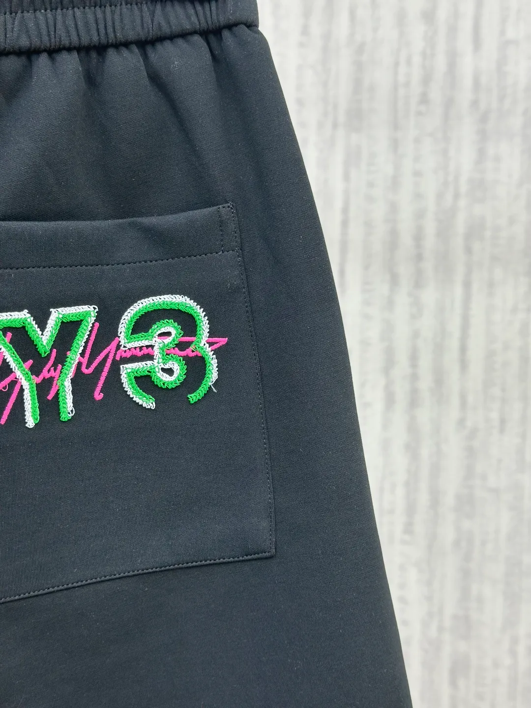 Y 3 2026 Summer New Arrival men's casual shorts, advanced custom fabrics, Breathable comfort, impeccable details, top accessories, original logo design concept, delicate and soft feel! The upper body fit is awesome! Size: M-XXXL Please state your height and weight when ordering