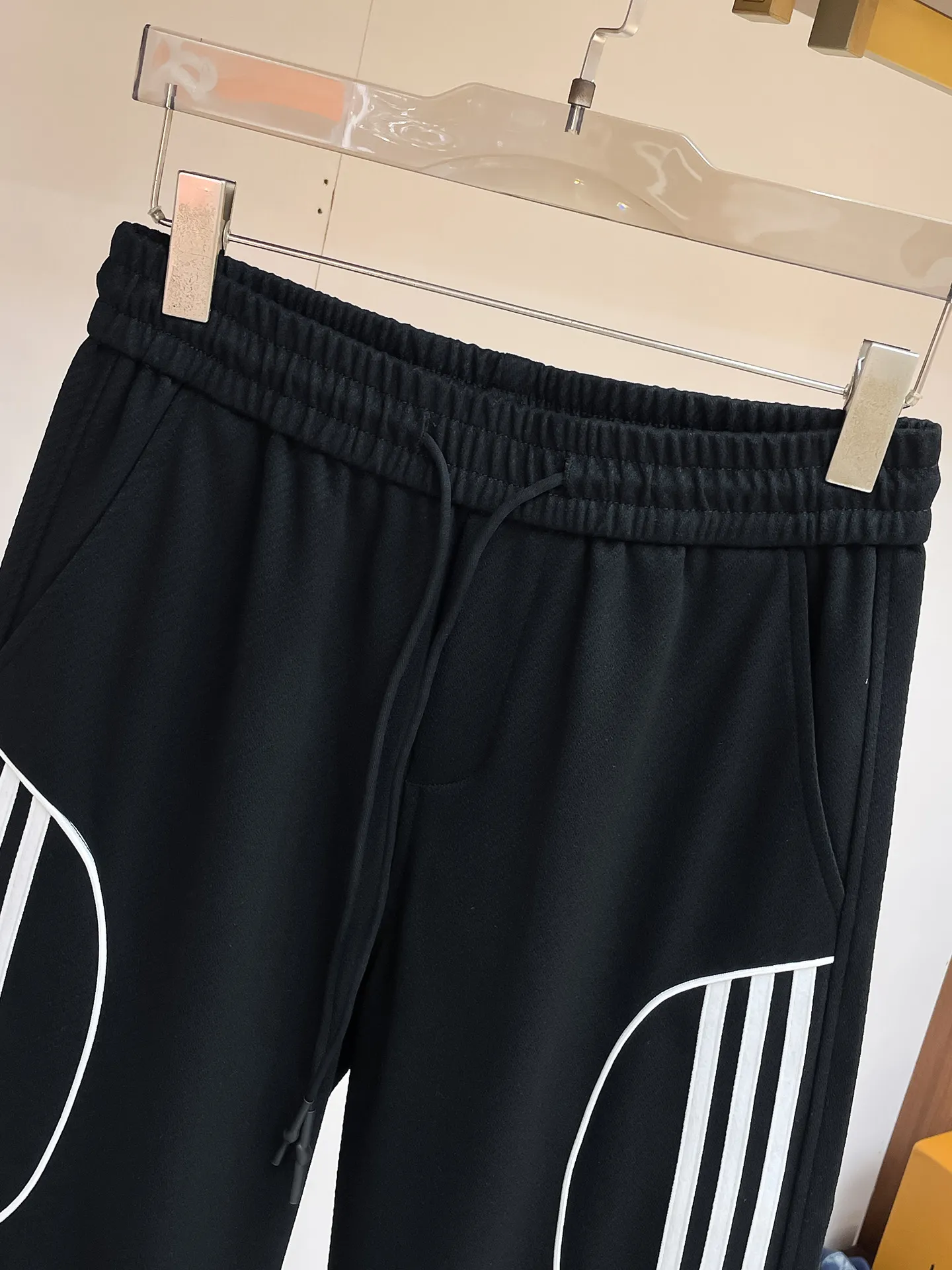 Y 3 [Higher version] The latest products for autumn and winter 2026, available at the counter simultaneously, original goods, fashionable casual trousers and casual pants, using imported original fabrics, top-grade embroidery 🪡 craft letter pattern logo, original hardware accessories decoration, simple yet fashionable, fashionable and handsome upper body, Sizes: M-3XL