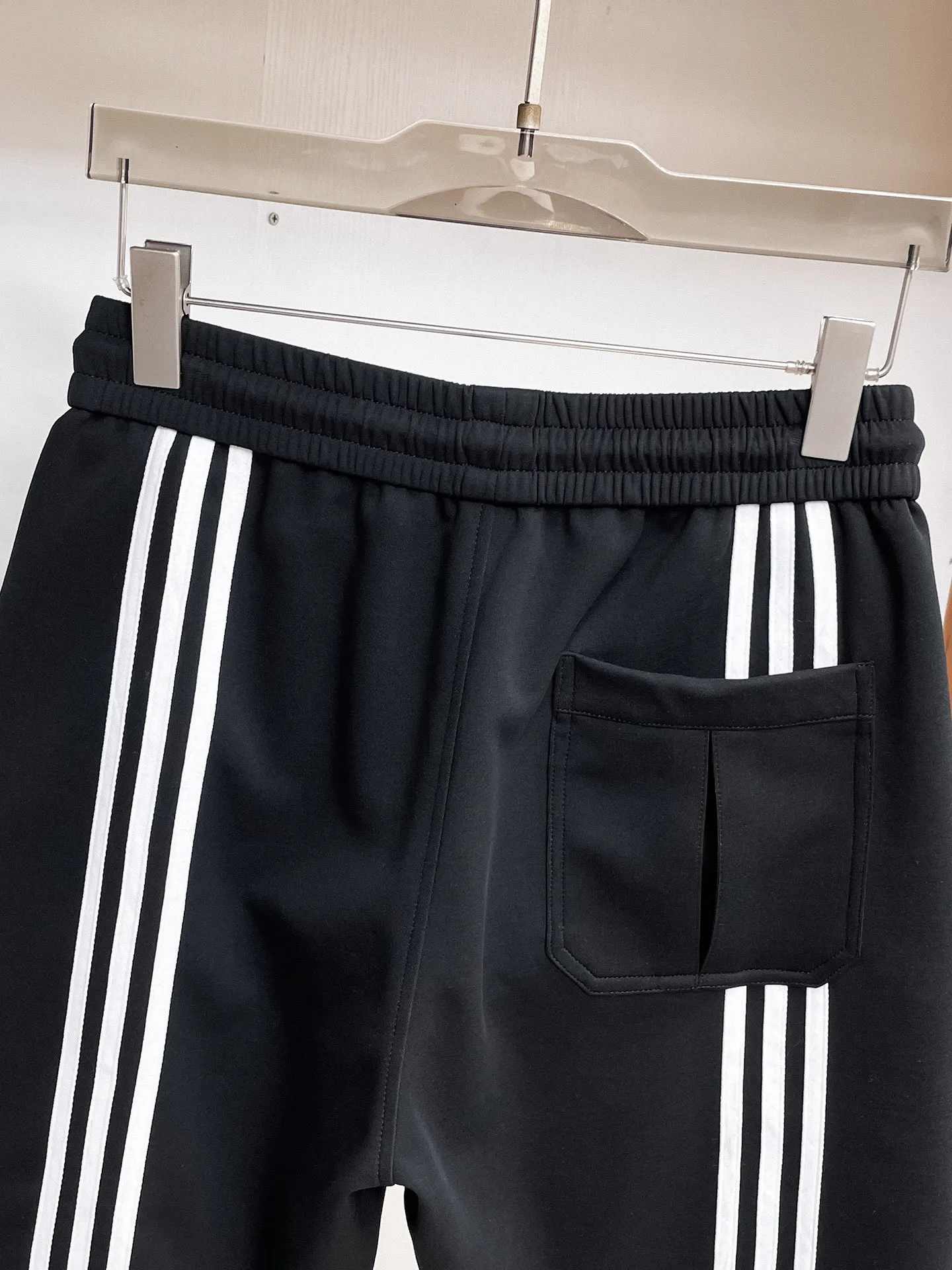 Y 3 Complete three standards 2026 summer New Arrival men's casual shorts, advanced custom-made Breathable fabric Breathable fabric with high elasticity and comfort, impeccable details, top-grade accessories, original logo design concept, delicate and soft feel! The upper body shape is awesome! Size: M-XXXL Please state your height and weight when ordering