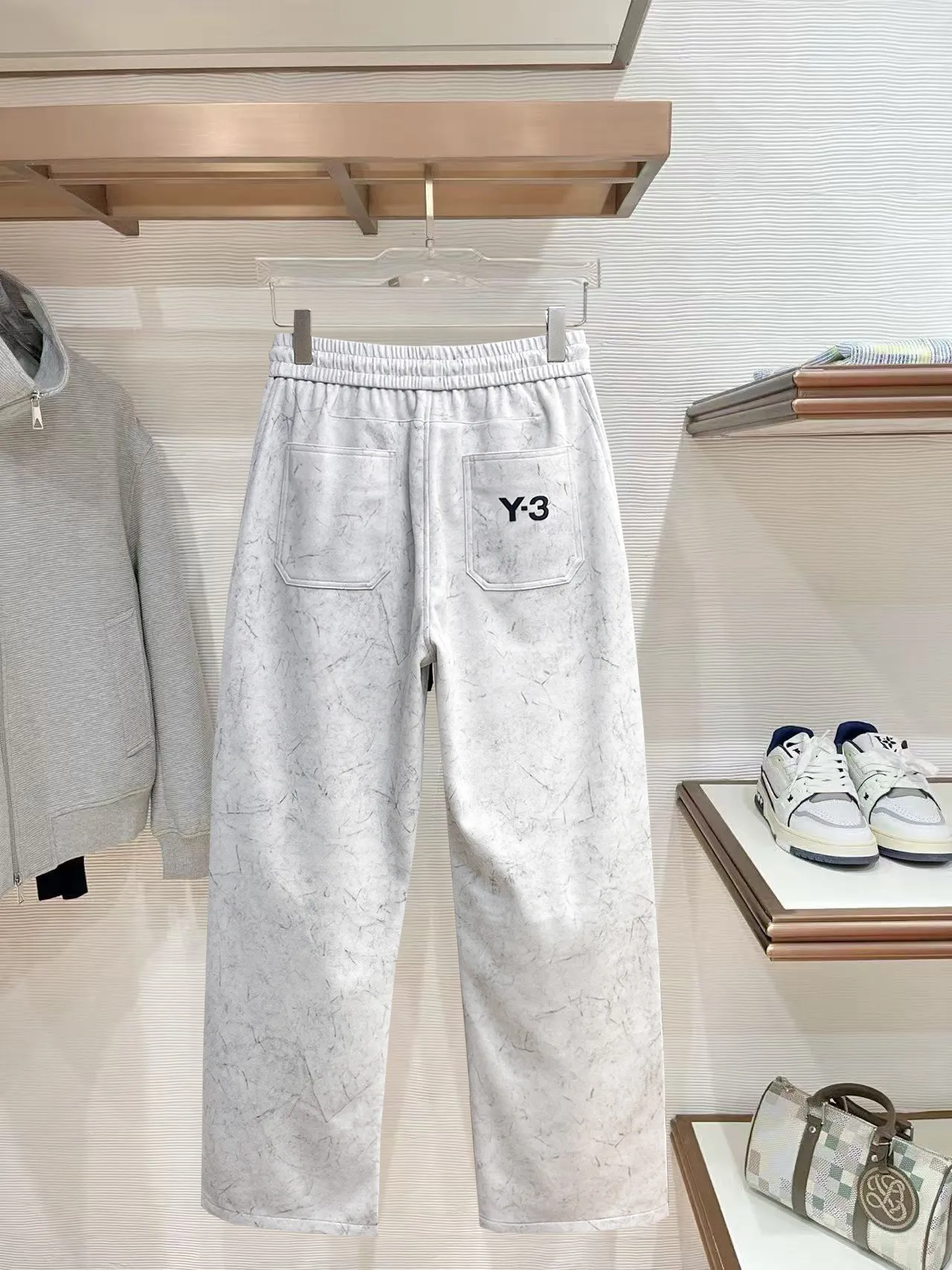 Y 3 🆕2026 Autumn and Winter New Arrival trousers and casual pants🎁 are on sale simultaneously on the official website. Brand Classic LOGO casual pants, customized fabrics, excellent comfort and strong touch. Highly recognisable, perfect appearance and craftsmanship. Size:M-3XL