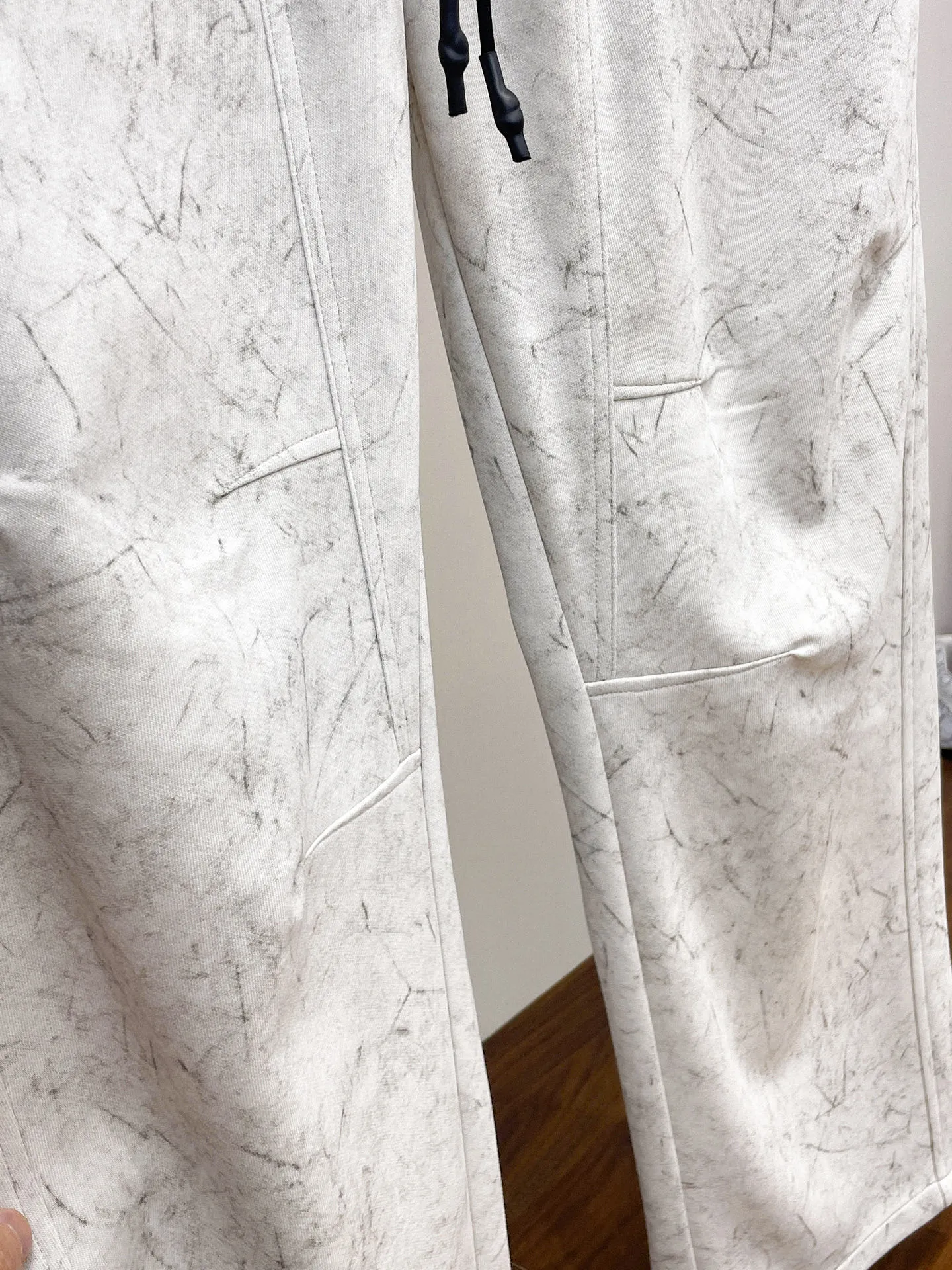 Y 3 🆕2026 Autumn and Winter New Arrival trousers and casual pants🎁 are on sale simultaneously on the official website. Brand Classic LOGO casual pants, customized fabrics, excellent comfort and strong touch. Highly recognisable, perfect appearance and craftsmanship. Size:M-3XL