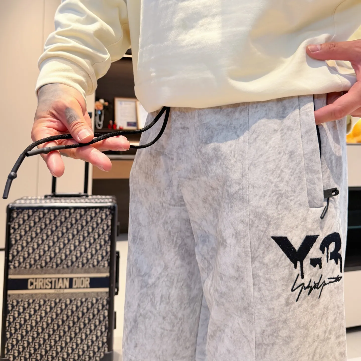 Y 3 [Higher version] The latest products for autumn and winter 2026, available at the counter simultaneously, original goods, fashionable casual trousers and casual pants, using imported original fabrics, top-grade embroidery 🪡 craft letter pattern logo, original hardware accessories decoration, simple yet fashionable, fashionable and handsome upper body, Sizes: M-3XL