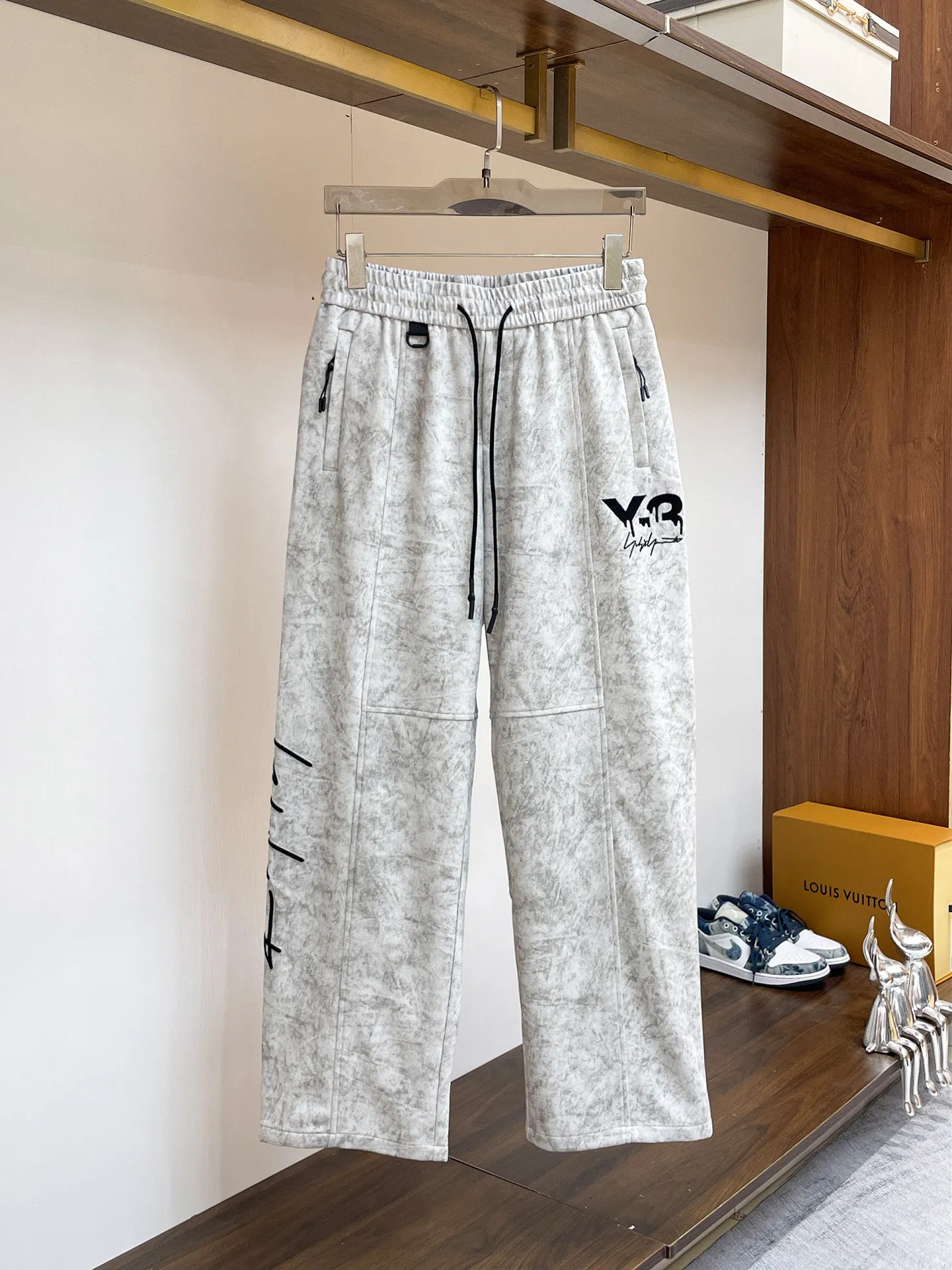 Y 3 [Higher version] The latest products for autumn and winter 2026, available at the counter simultaneously, original goods, fashionable casual trousers and casual pants, using imported original fabrics, top-grade embroidery 🪡 craft letter pattern logo, original hardware accessories decoration, simple yet fashionable, fashionable and handsome upper body, Sizes: M-3XL