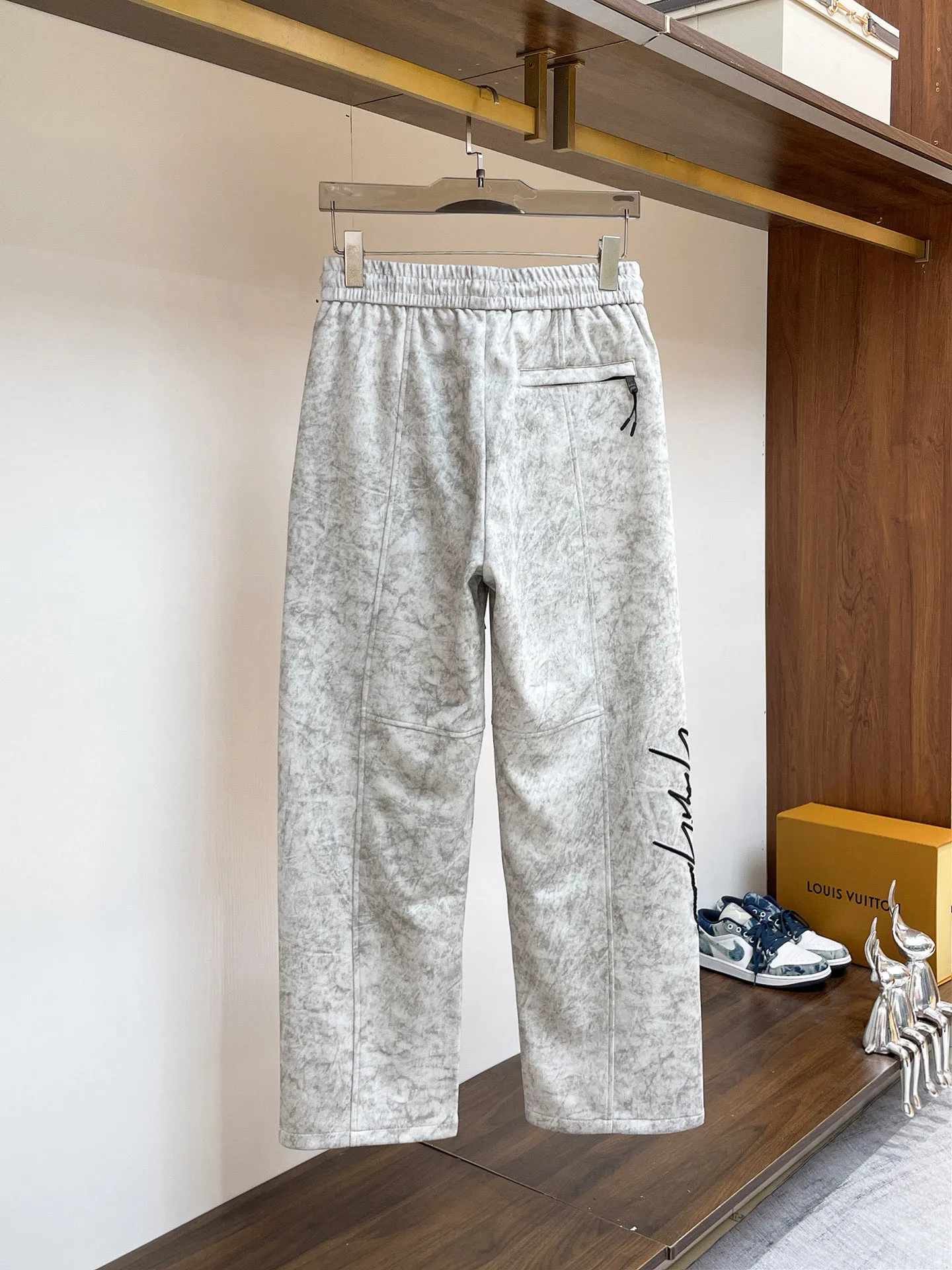 Y 3 [Higher version] The latest products for autumn and winter 2026, available at the counter simultaneously, original goods, fashionable casual trousers and casual pants, using imported original fabrics, top-grade embroidery 🪡 craft letter pattern logo, original hardware accessories decoration, simple yet fashionable, fashionable and handsome upper body, Sizes: M-3XL