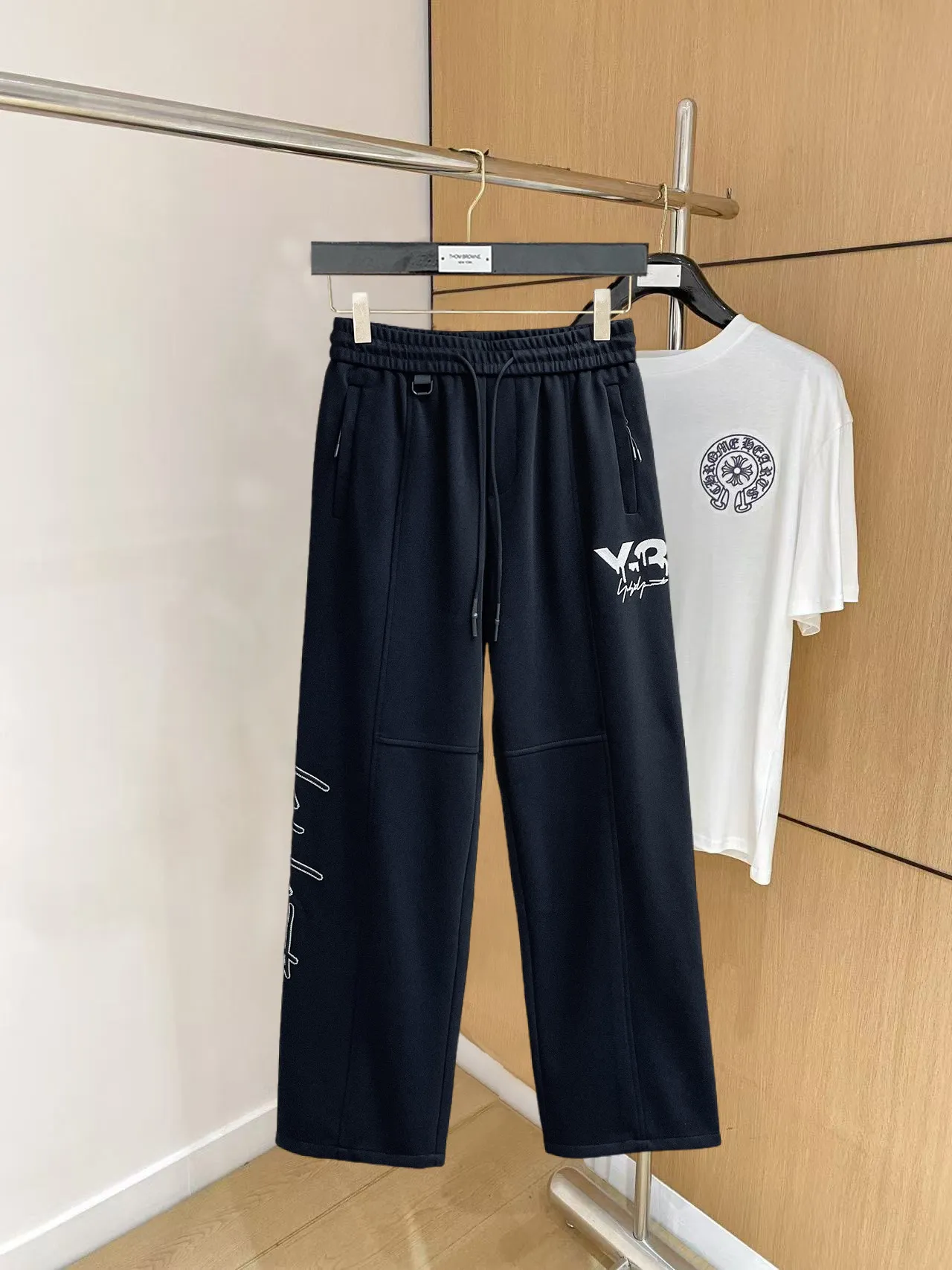 Y 3 [Higher version] The latest products for autumn and winter 2026, available at the counter simultaneously, original goods, fashionable casual trousers and casual pants, using imported original fabrics, top-grade embroidery 🪡 craft letter pattern logo, original hardware accessories decoration, simple yet fashionable, fashionable and handsome upper body, Sizes: M-3XL