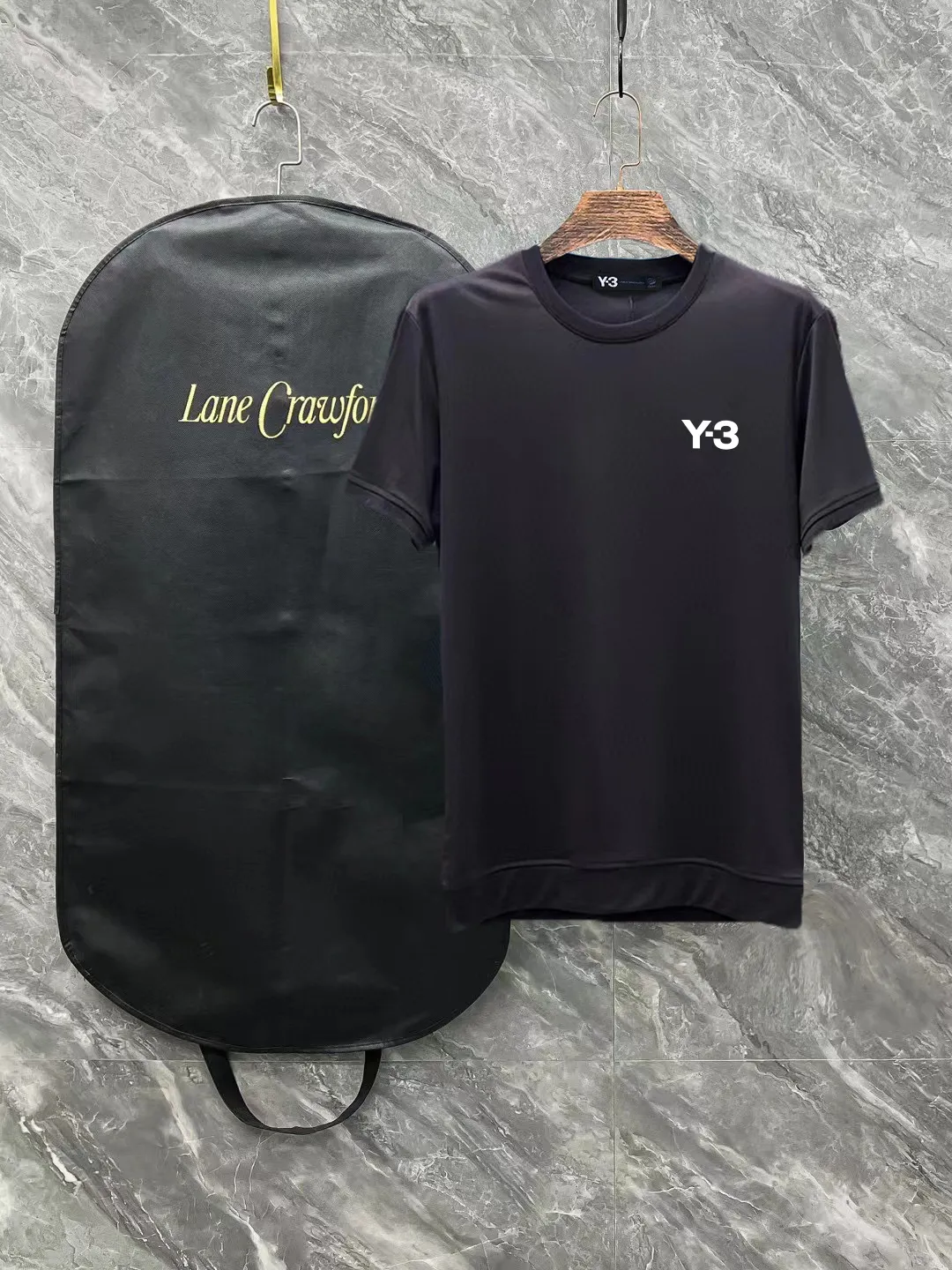 Y-3 (Y 3) #26 spring and summer top counter synchronous short-sleeved T-shirt (complete with 3 labels). It is made of 100% double mercerized fabric imported from customers. It is the original fabric of the counter. It has strong brand recognition and is full of high street and exquisite style. It will definitely become the best choice for high street appearances. Short-sleeved T-shirt for couples. The fabric is thick, has a strong say in texture and comfort, has a delicate feel, is comfortable to wear, and has a good upper body effect. The mercerized cotton fabric has a very soft hand feel and the upper body is cool. This is the first time I have gotten such functional fabric in a long time. It is really good! It’s not a cheap style or material, you will definitely like it if you are trendy! Made with the fusion of top elements, the upper body comfort is unparalleled. It can be said that it is a must-have in summer, and it is more fashionable and can easily create a fashionable super item. It interprets your luxury and taste and creates your fashionable style and charm. Fashionable round neck chest T-shirt This T-shirt has exquisite craftsmanship and full design sense! The matching is trendy and stylish! The must-have item has an elegant upper body, looks good both inside and outside, and combines fashion and comfort. It looks like a basic couple's T-shirt, but it is not. It can be worn alone. There is no problem in wearing it for all seasons. The product is really, really good! It comes from the original factory. There are not many pieces that you can count on your fingers. Whether you can own it depends on your hand speed. It is flat and snug and not easy to deform. The brand logo remains the same, creating an alternative luxury fashion atmosphere and becoming a new concept in 2026. Available in two colors: White Black Sizes: M L XL 2XL 3XL