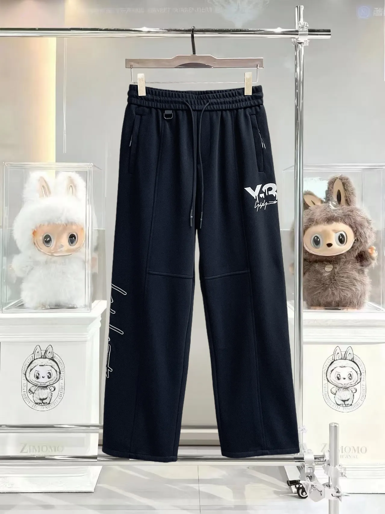 Y 3 [Higher version] The latest products for autumn and winter 2026, available at the counter simultaneously, original goods, fashionable casual trousers and casual pants, using imported original fabrics, top-grade embroidery 🪡 craft letter pattern logo, original hardware accessories decoration, simple yet fashionable, fashionable and handsome upper body, Sizes: M-3XL