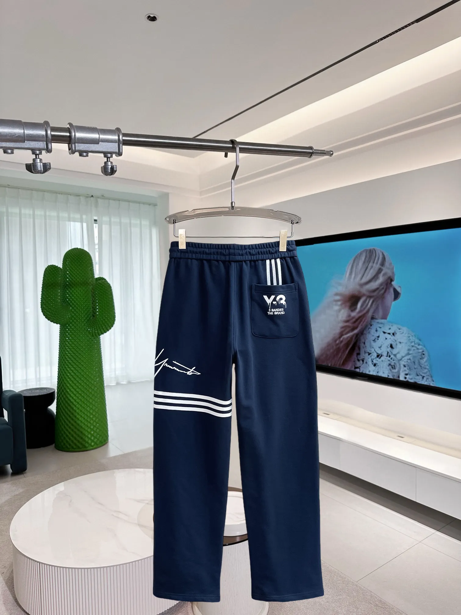 Y 3 [Higher version] The latest products for autumn and winter 2026, available at the counter simultaneously, original goods, fashionable casual trousers and casual pants, using imported original fabrics, top-grade embroidery 🪡 craft letter pattern logo, original hardware accessories decoration, simple yet fashionable, fashionable and handsome upper body, Sizes: M-3XL