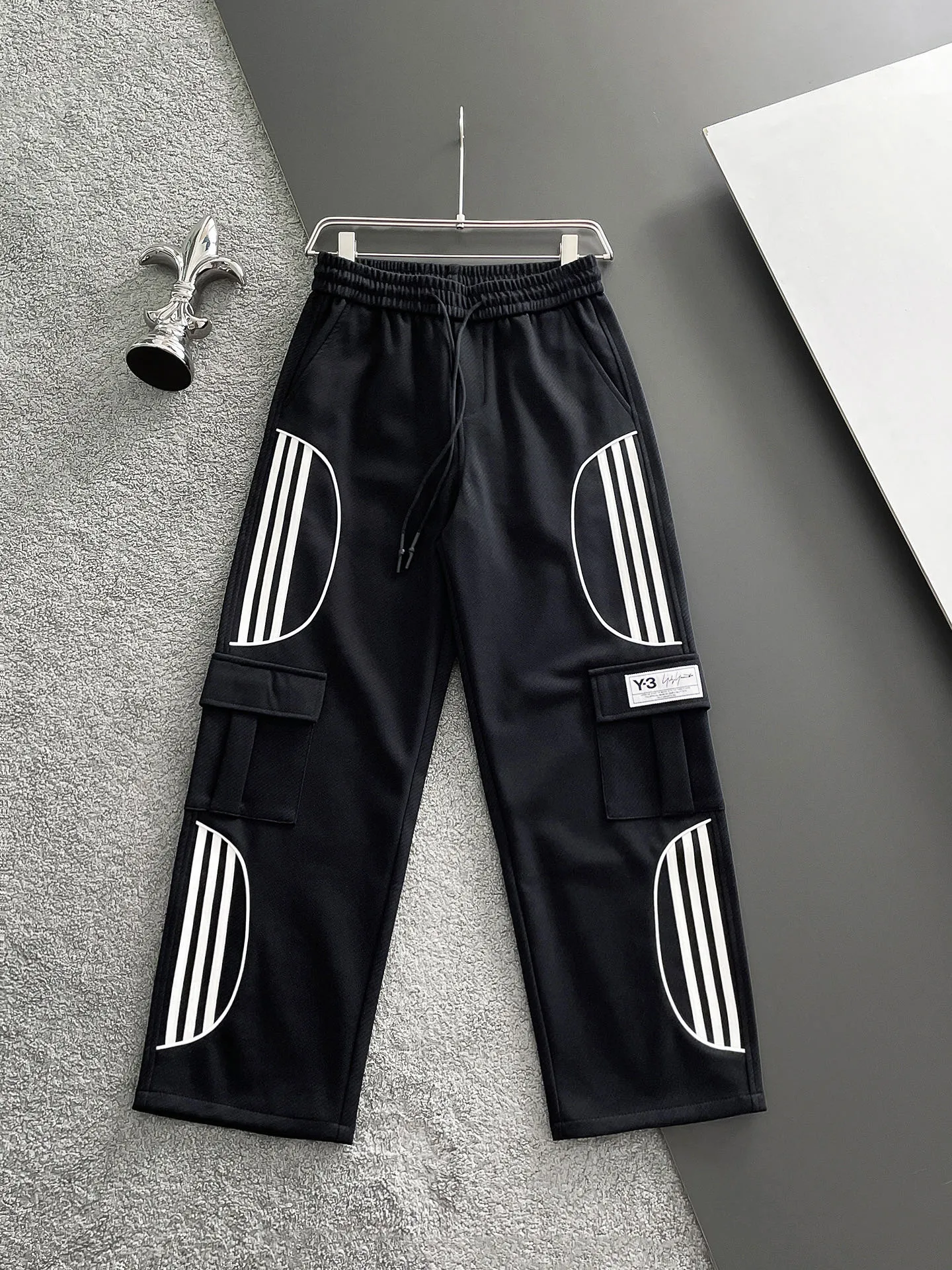 Y 3 [Higher version] The latest products for autumn and winter 2026, available at the counter simultaneously, original goods, fashionable casual trousers and casual pants, using imported original fabrics, top-grade embroidery 🪡 craft letter pattern logo, original hardware accessories decoration, simple yet fashionable, fashionable and handsome upper body, Sizes: M-3XL