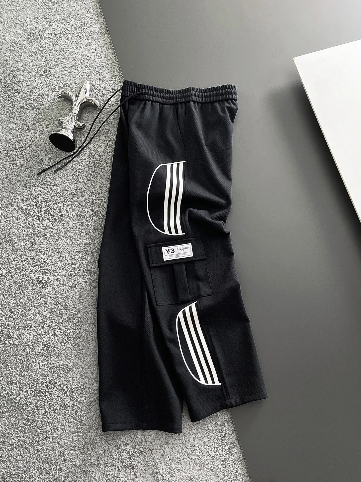 Y 3 [Higher version] The latest products for autumn and winter 2026, available at the counter simultaneously, original goods, fashionable casual trousers and casual pants, using imported original fabrics, top-grade embroidery 🪡 craft letter pattern logo, original hardware accessories decoration, simple yet fashionable, fashionable and handsome upper body, Sizes: M-3XL