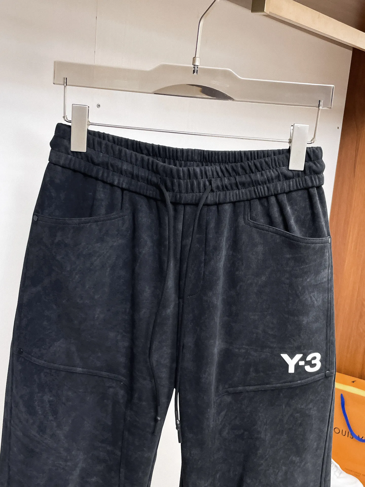 Y 3 🆕2026 Autumn and Winter New Arrival trousers and casual pants🎁 are on sale simultaneously on the official website. Brand Classic LOGO casual pants, customized fabrics, excellent comfort and strong touch. Highly recognisable, perfect appearance and craftsmanship. Size:M-3XL