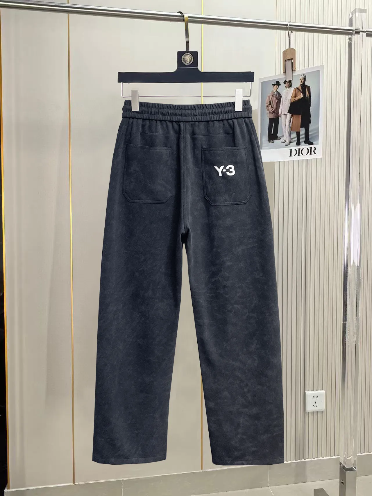 Y 3 🆕2026 Autumn and Winter New Arrival trousers and casual pants🎁 are on sale simultaneously on the official website. Brand Classic LOGO casual pants, customized fabrics, excellent comfort and strong touch. Highly recognisable, perfect appearance and craftsmanship. Size:M-3XL