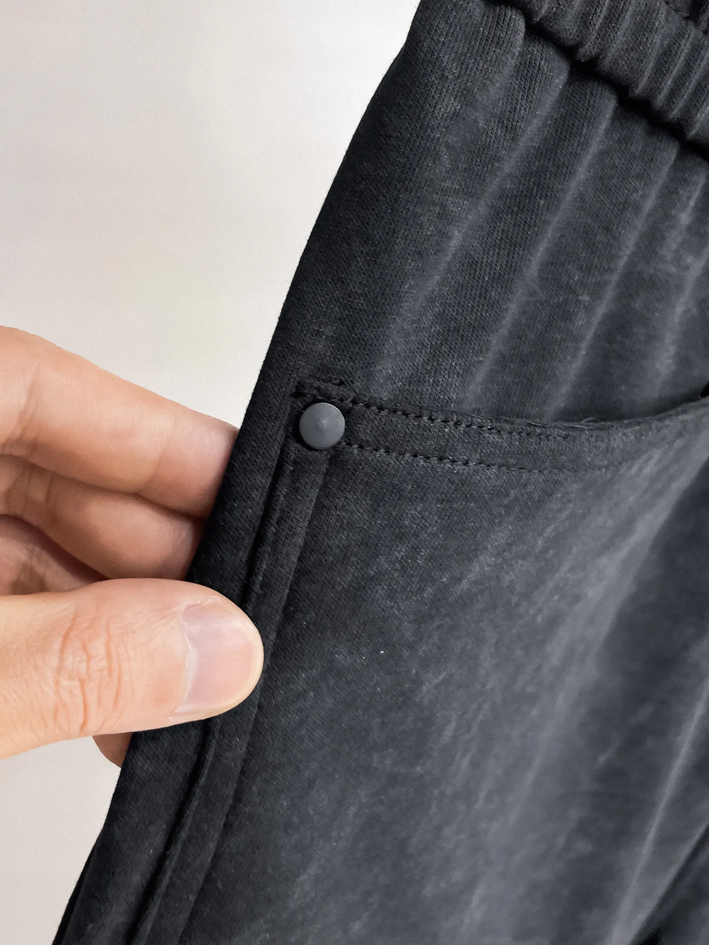 Y 3 🆕2026 Autumn and Winter New Arrival trousers and casual pants🎁 are on sale simultaneously on the official website. Brand Classic LOGO casual pants, customized fabrics, excellent comfort and strong touch. Highly recognisable, perfect appearance and craftsmanship. Size:M-3XL