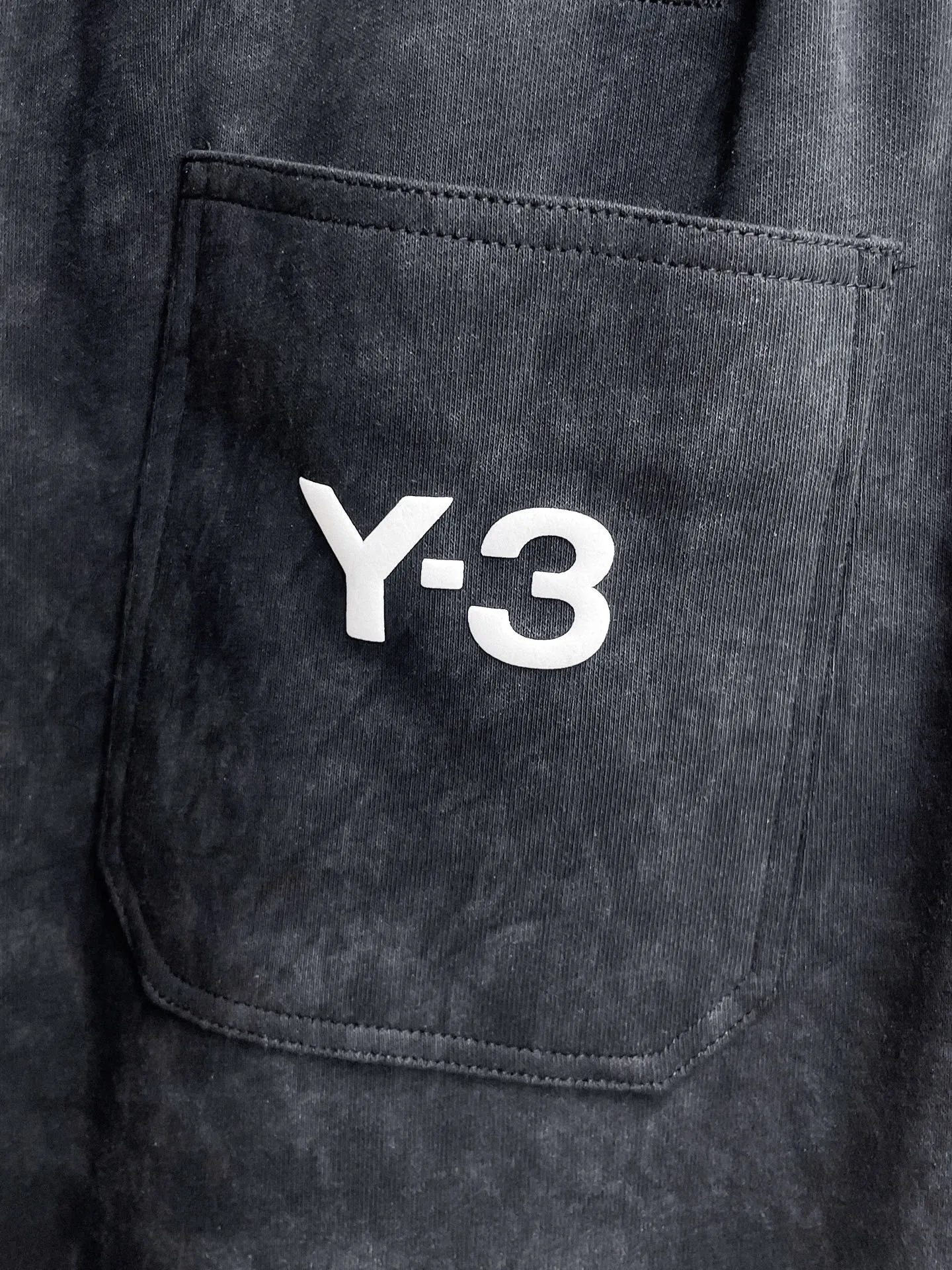 Y 3 🆕2026 Autumn and Winter New Arrival trousers and casual pants🎁 are on sale simultaneously on the official website. Brand Classic LOGO casual pants, customized fabrics, excellent comfort and strong touch. Highly recognisable, perfect appearance and craftsmanship. Size:M-3XL