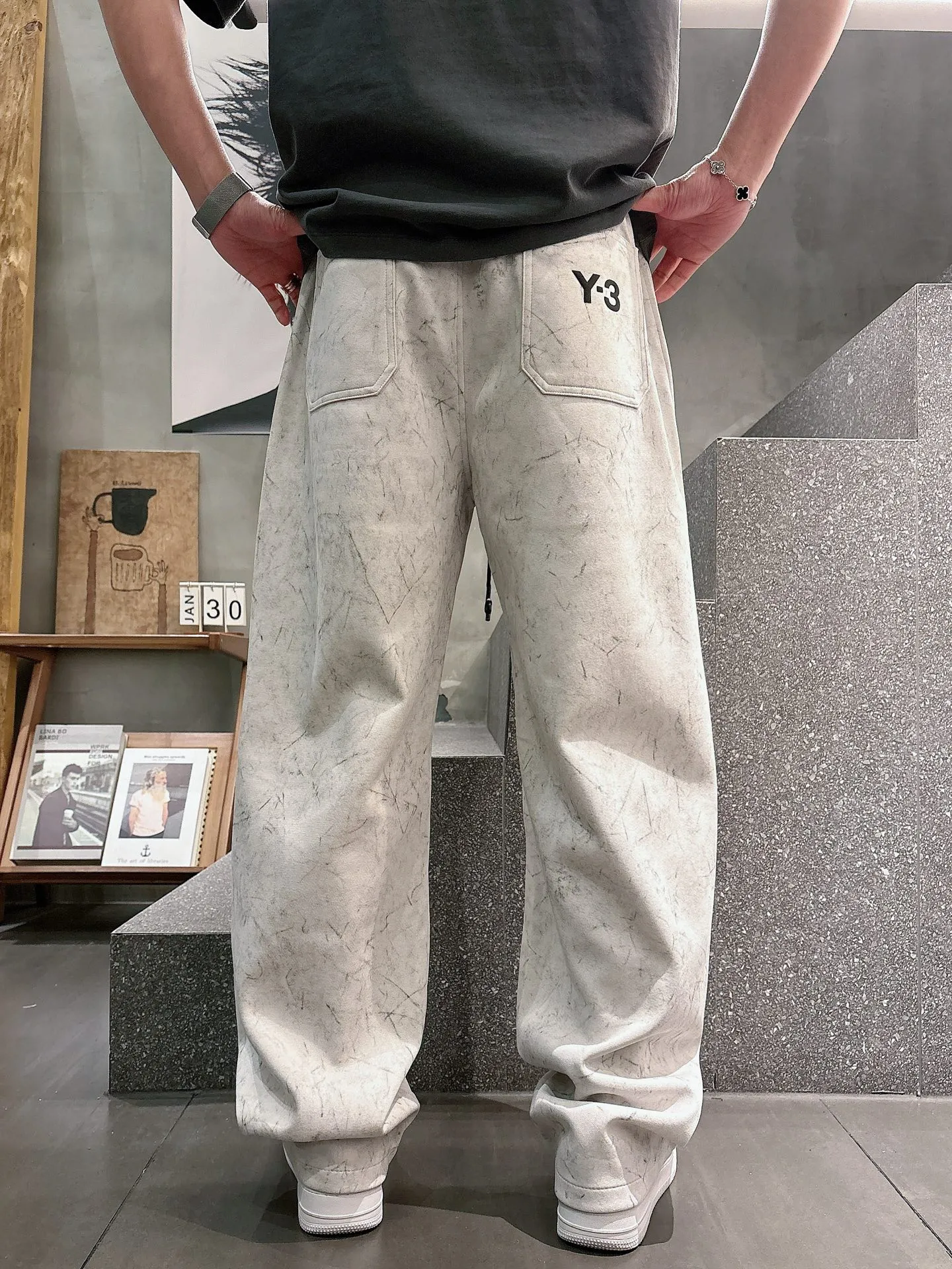 Y 3 🆕2026 Autumn and Winter New Arrival trousers and casual pants🎁 are on sale simultaneously on the official website. Brand Classic LOGO casual pants, customized fabrics, excellent comfort and strong touch. Highly recognisable, perfect appearance and craftsmanship. Size:M-3XL