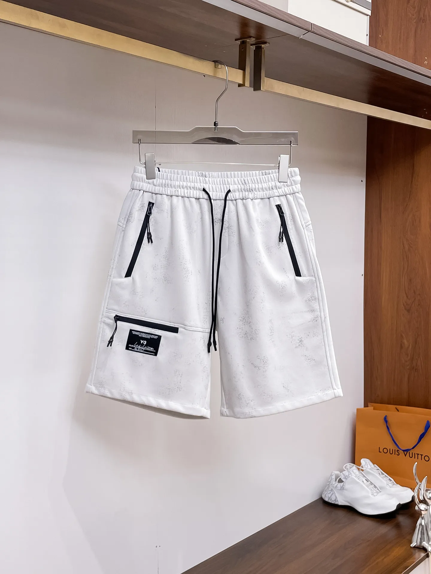 Y 3 Complete three standards 2026 summer New Arrival men's casual shorts, advanced custom-made Breathable fabric Breathable fabric with high elasticity and comfort, impeccable details, top-grade accessories, original logo design concept, delicate and soft feel! The upper body fit is awesome! Size: M-XXXL Please state your height and weight when ordering