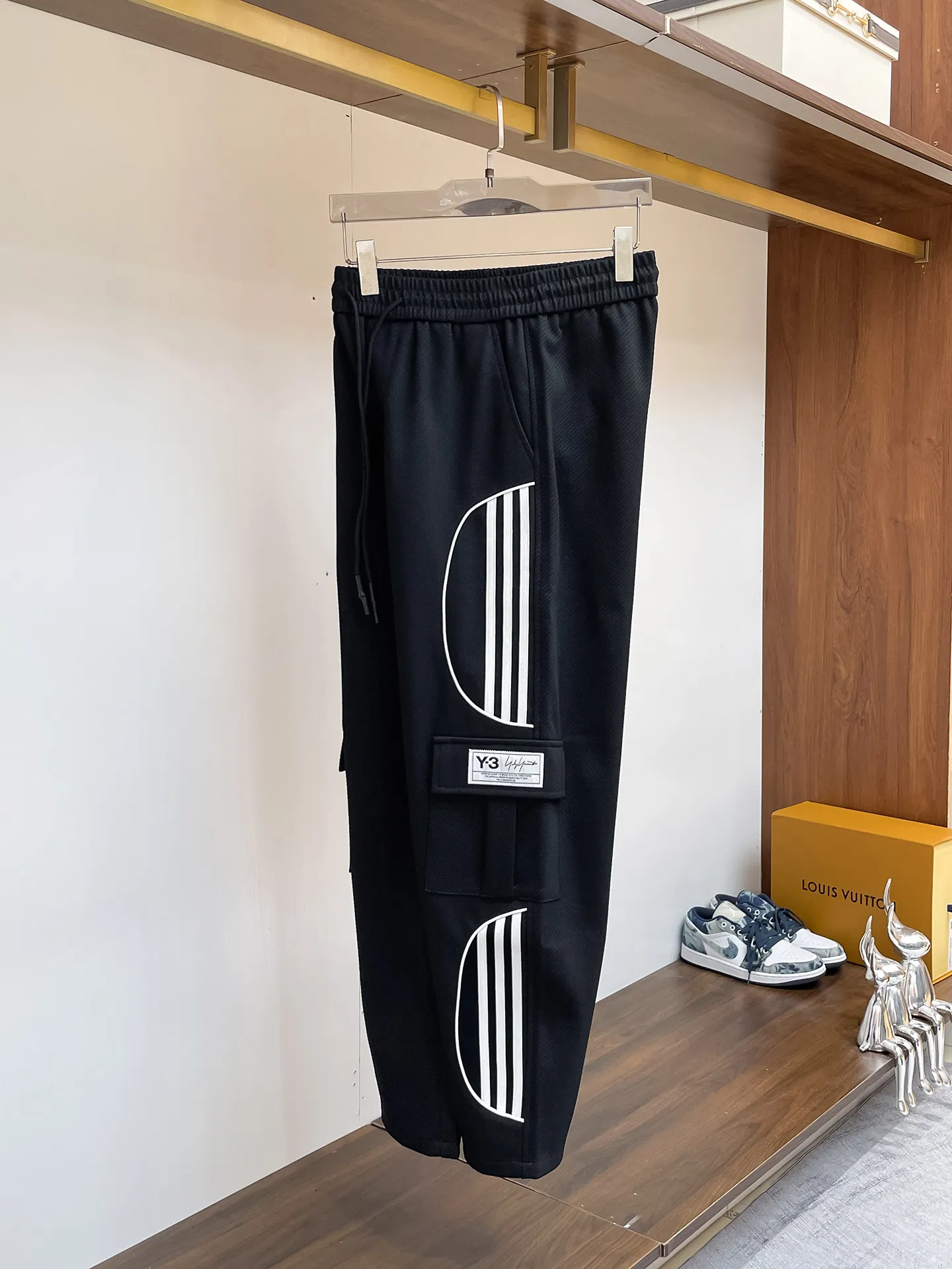 Y 3 [Higher version] The latest products for autumn and winter 2026, available at the counter simultaneously, original goods, fashionable casual trousers and casual pants, using imported original fabrics, top-grade embroidery 🪡 craft letter pattern logo, original hardware accessories decoration, simple yet fashionable, fashionable and handsome upper body, Sizes: M-3XL