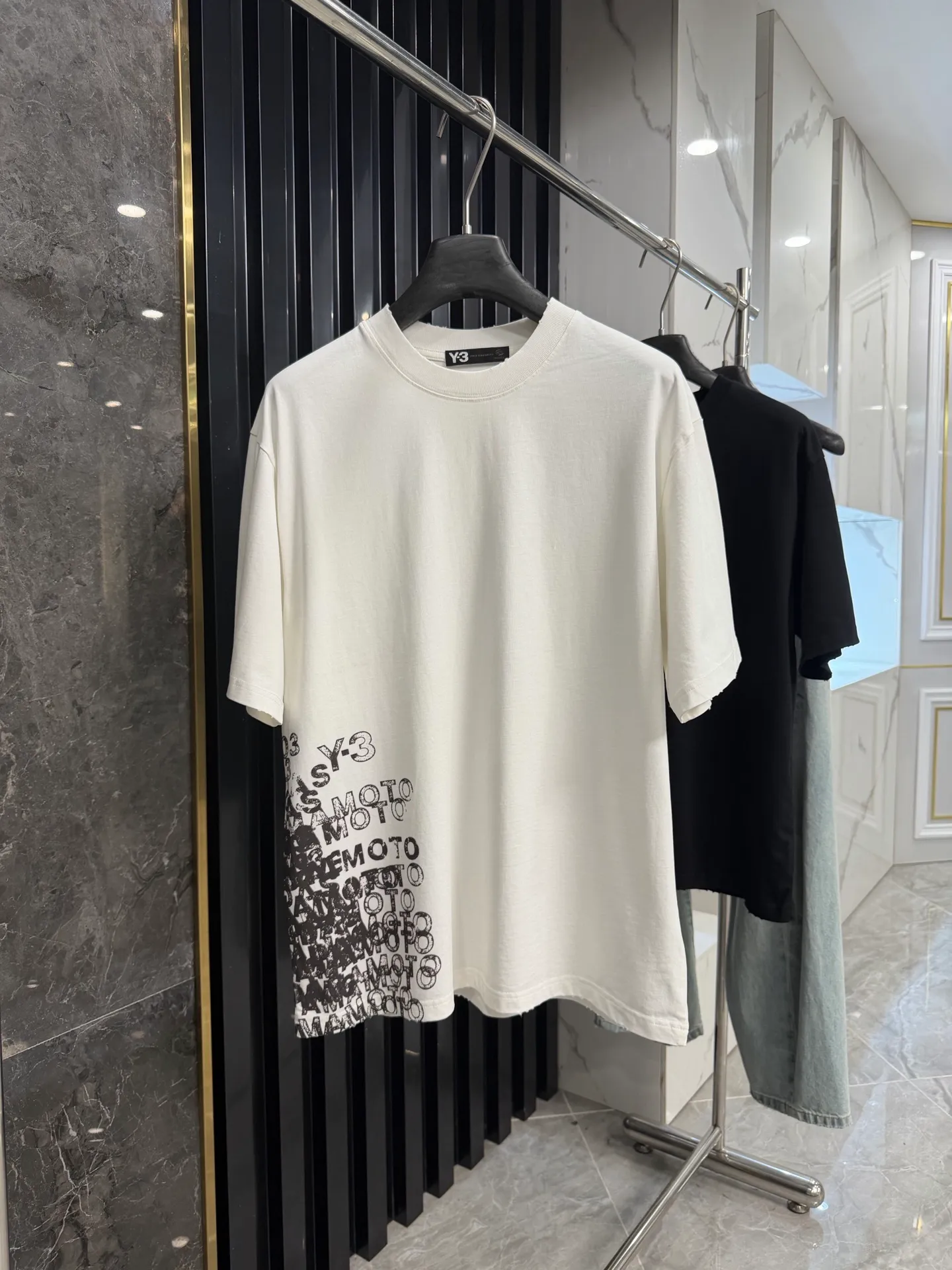 Y 3 2026 Spring and Summer New Arrival. The workmanship is fine and perfect. The fabric is exclusively customized and dyed. It is soft, comfortable and non-deformable. Oversize loose version. Same Style for men and women. Welcome to compare. Color: Black White SIZE: S M L XL Style No. 7133