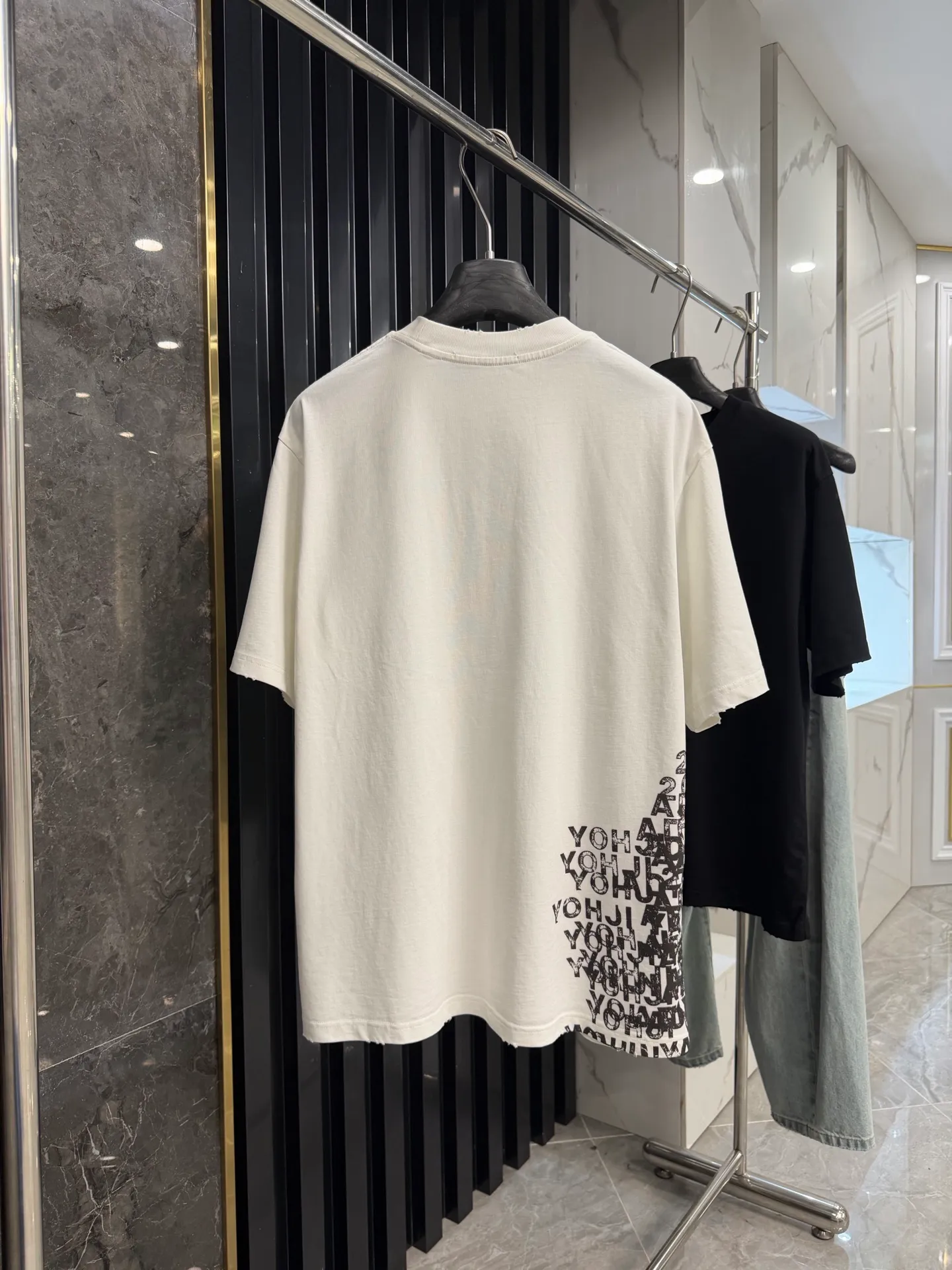 Y 3 2026 Spring and Summer New Arrival. The workmanship is fine and perfect. The fabric is exclusively customized and dyed. It is soft, comfortable and non-deformable. Oversize loose version. Same Style for men and women. Welcome to compare. Color: Black White SIZE: S M L XL Style No. 7133